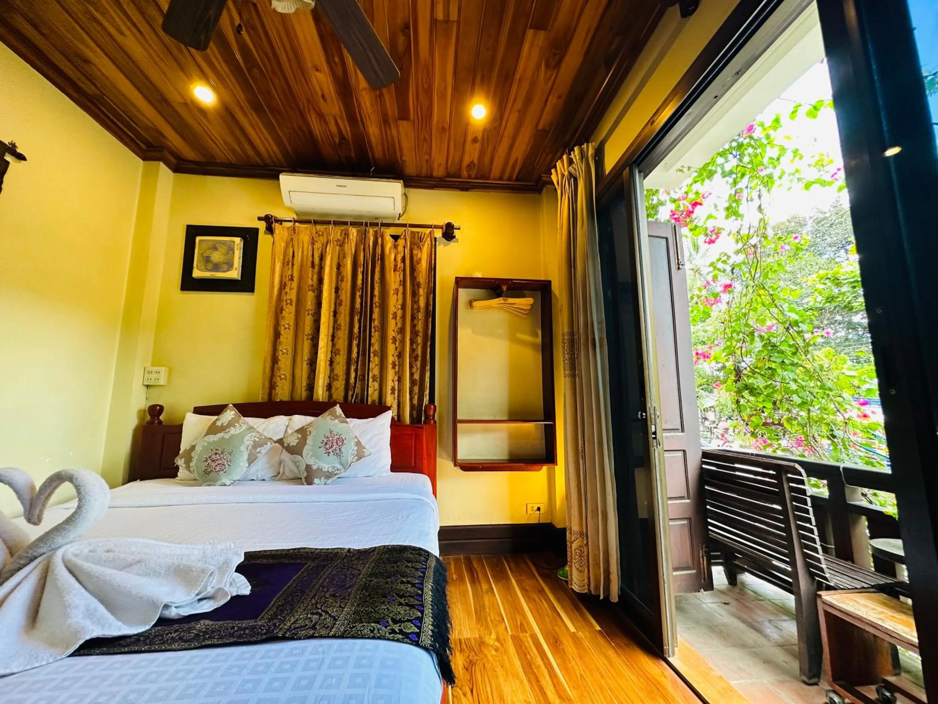 Bed in Anisa Mekong Riverside Villa