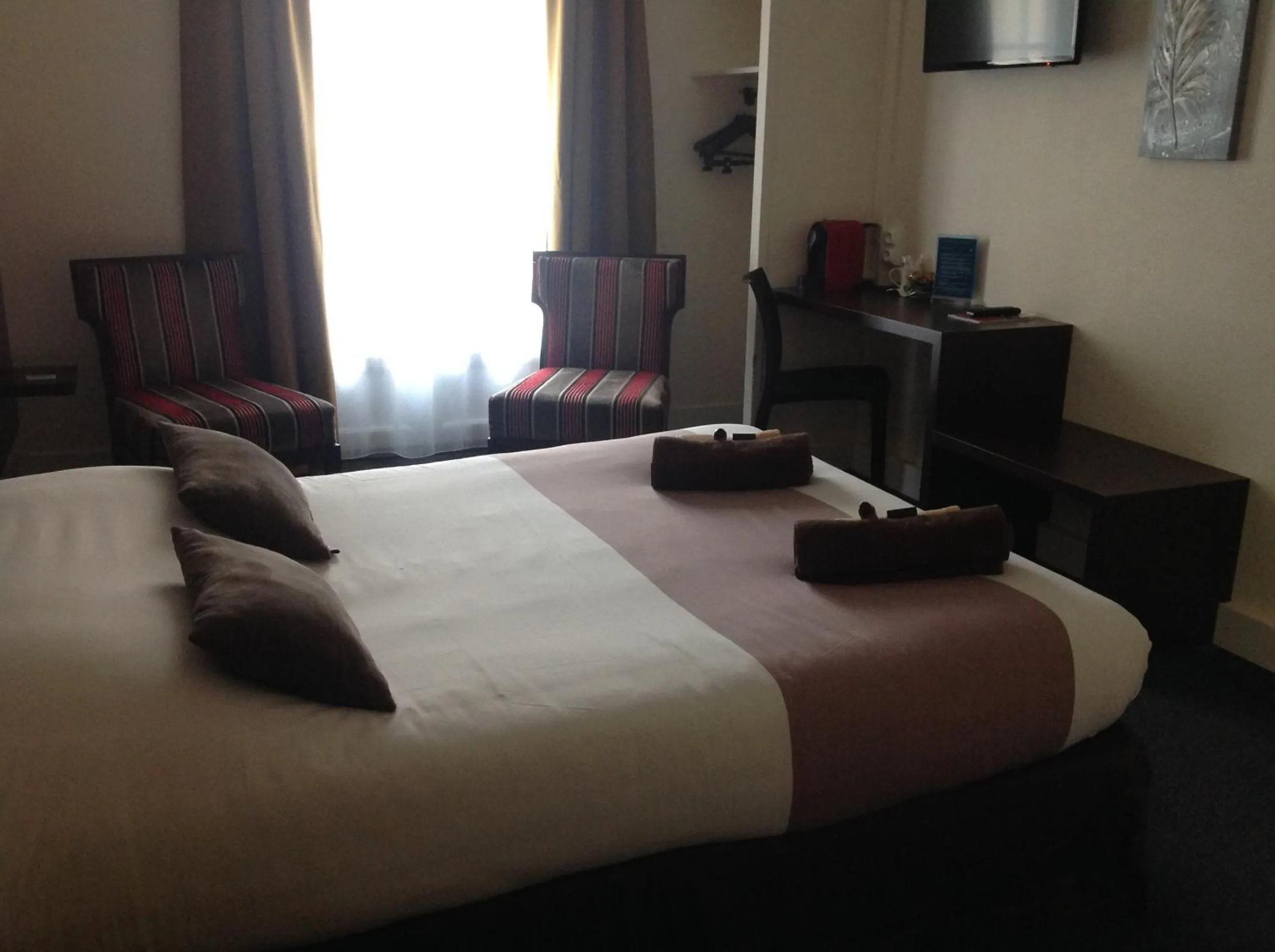 Photo of the whole room, Bed in Hotel de la Paix
