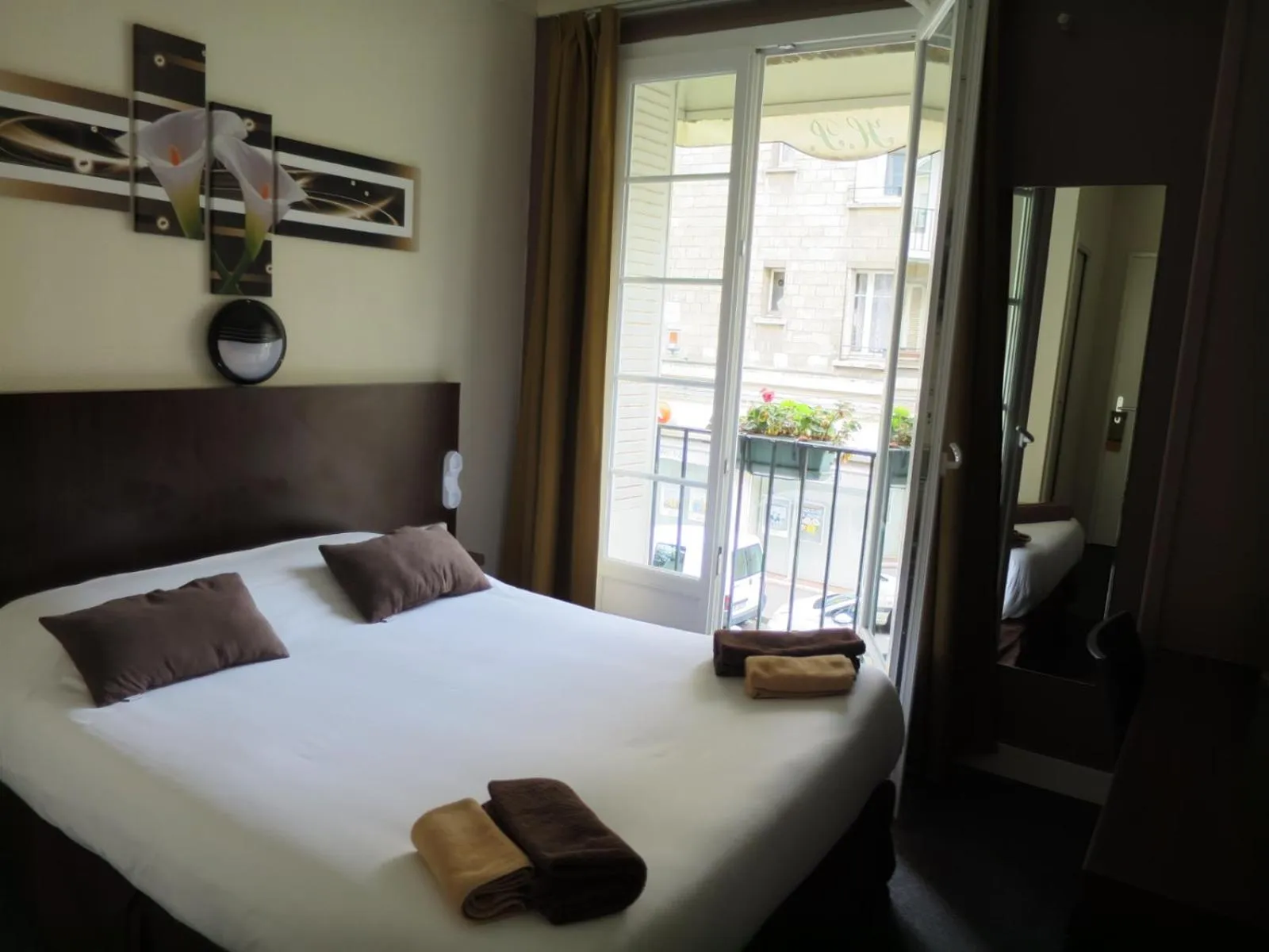 Bedroom, Bed in Hotel de la Paix