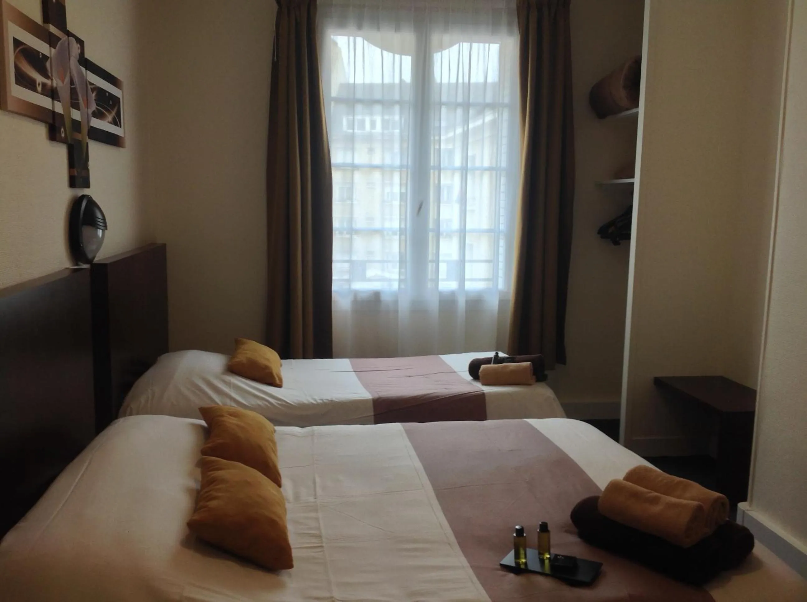 Bedroom, Bed in Hotel de la Paix