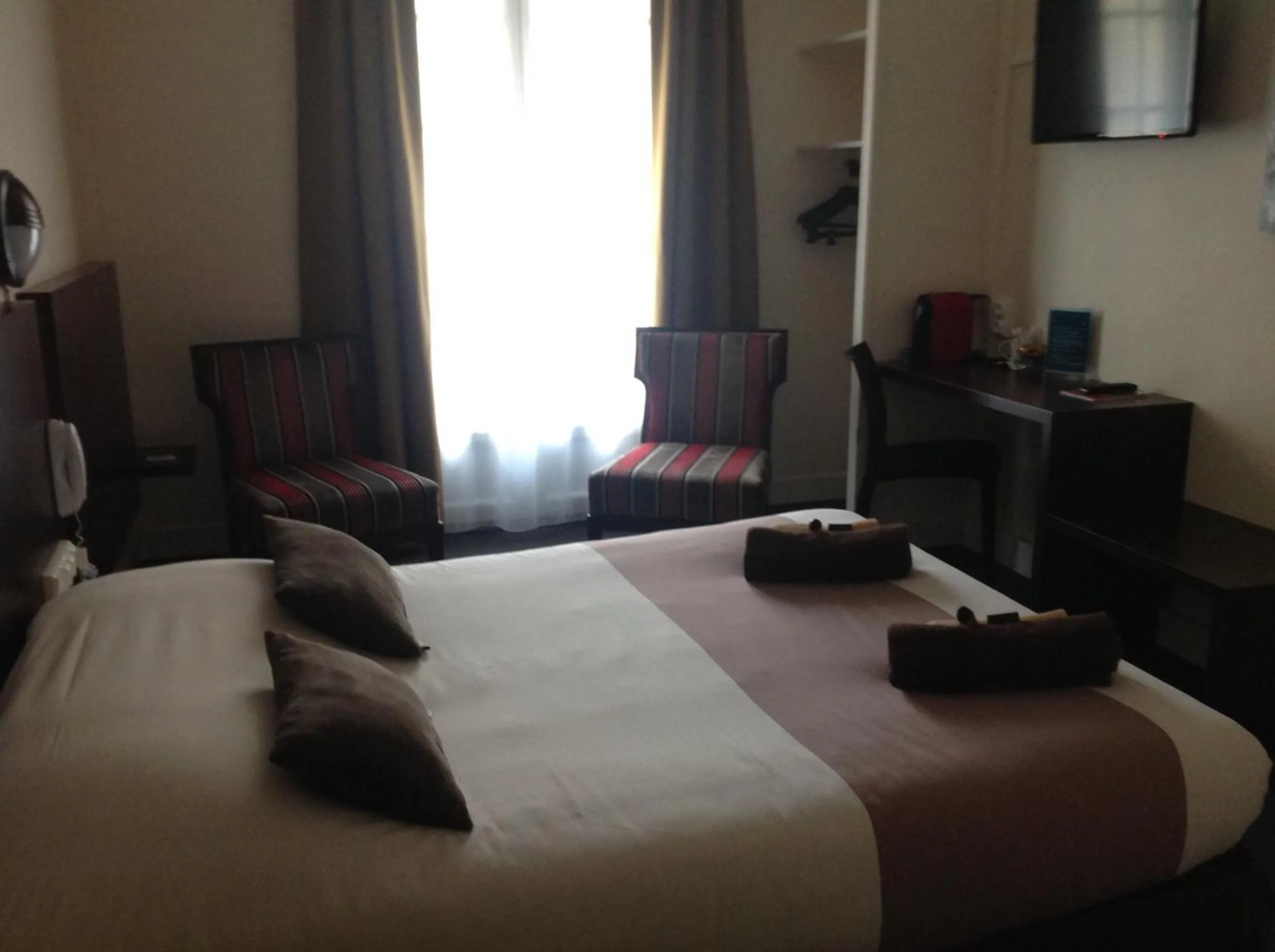 Photo of the whole room, Bed in Hotel de la Paix