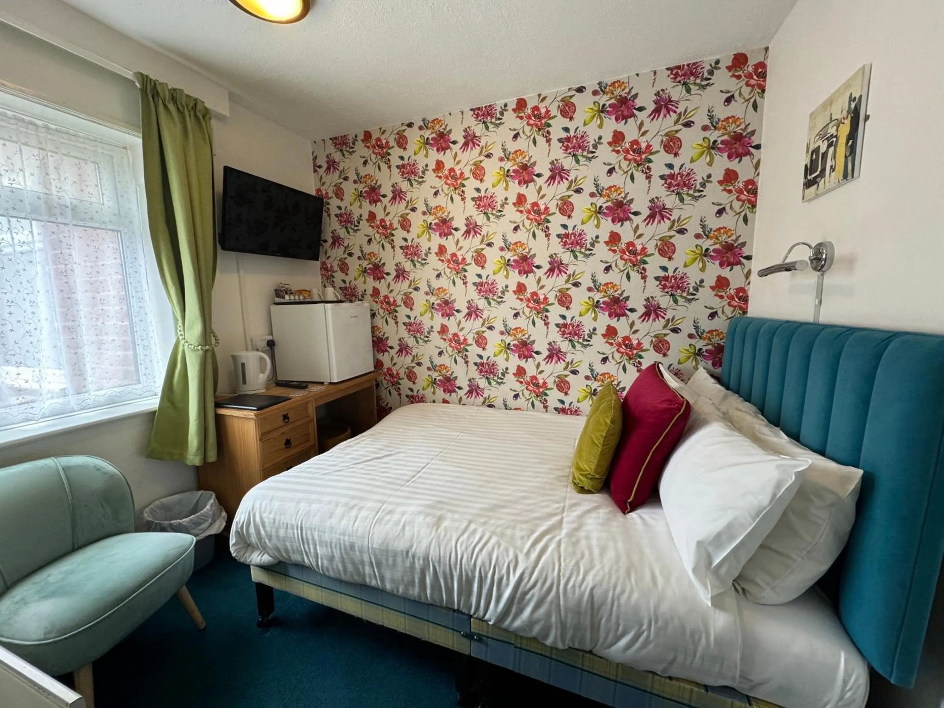 Photo of the whole room, Bed in The Scala Hotel