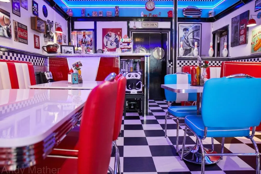 Restaurant/places to eat in Cadillac Kustomz Guest House