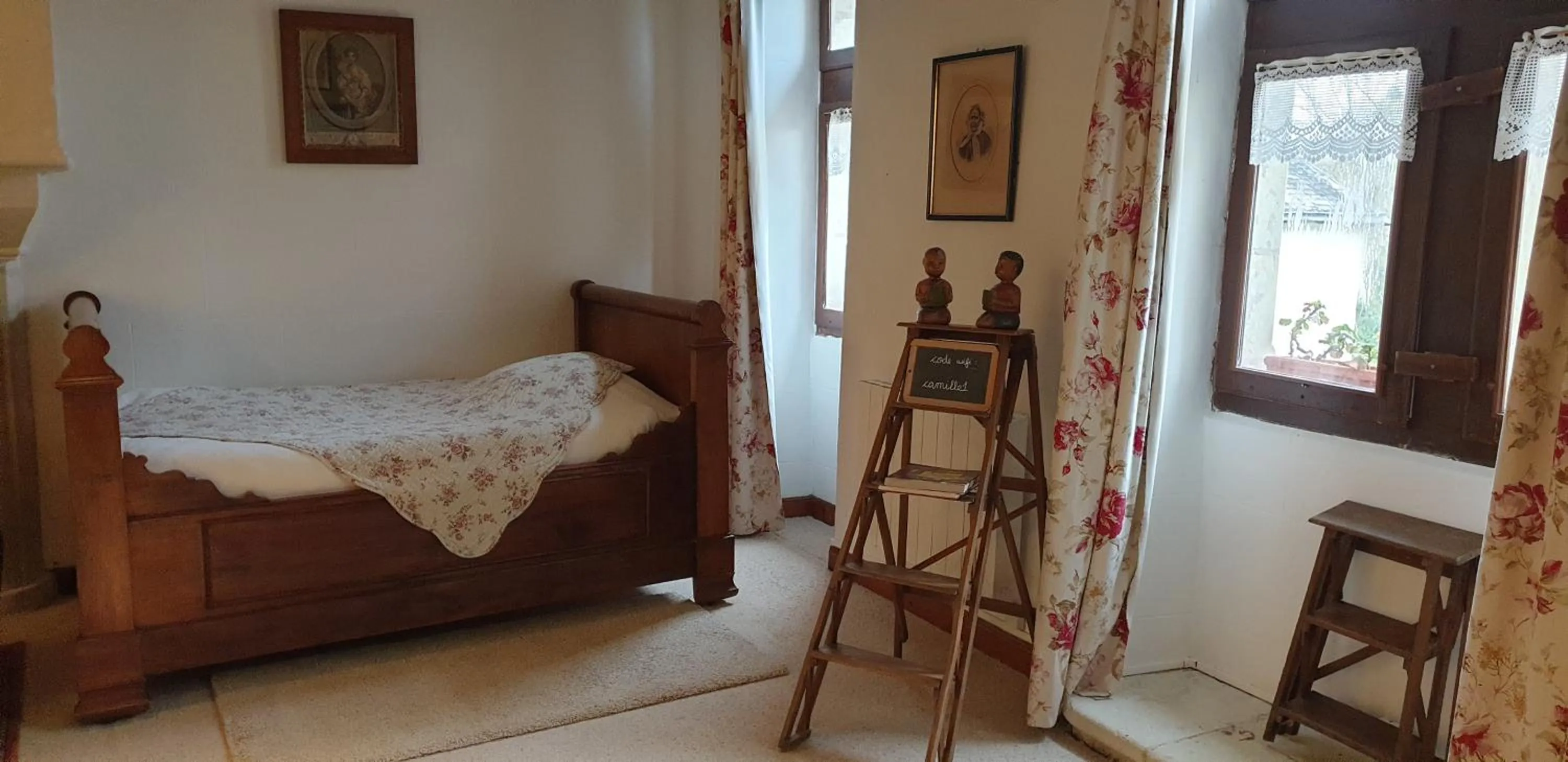 Property building, Bed in Le Petit Hureau