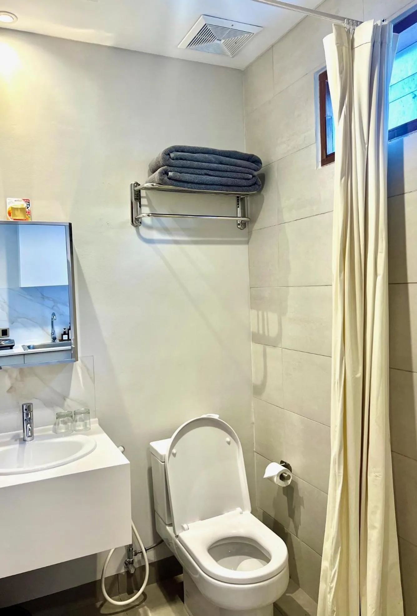 Toilet in Charlie Guest House