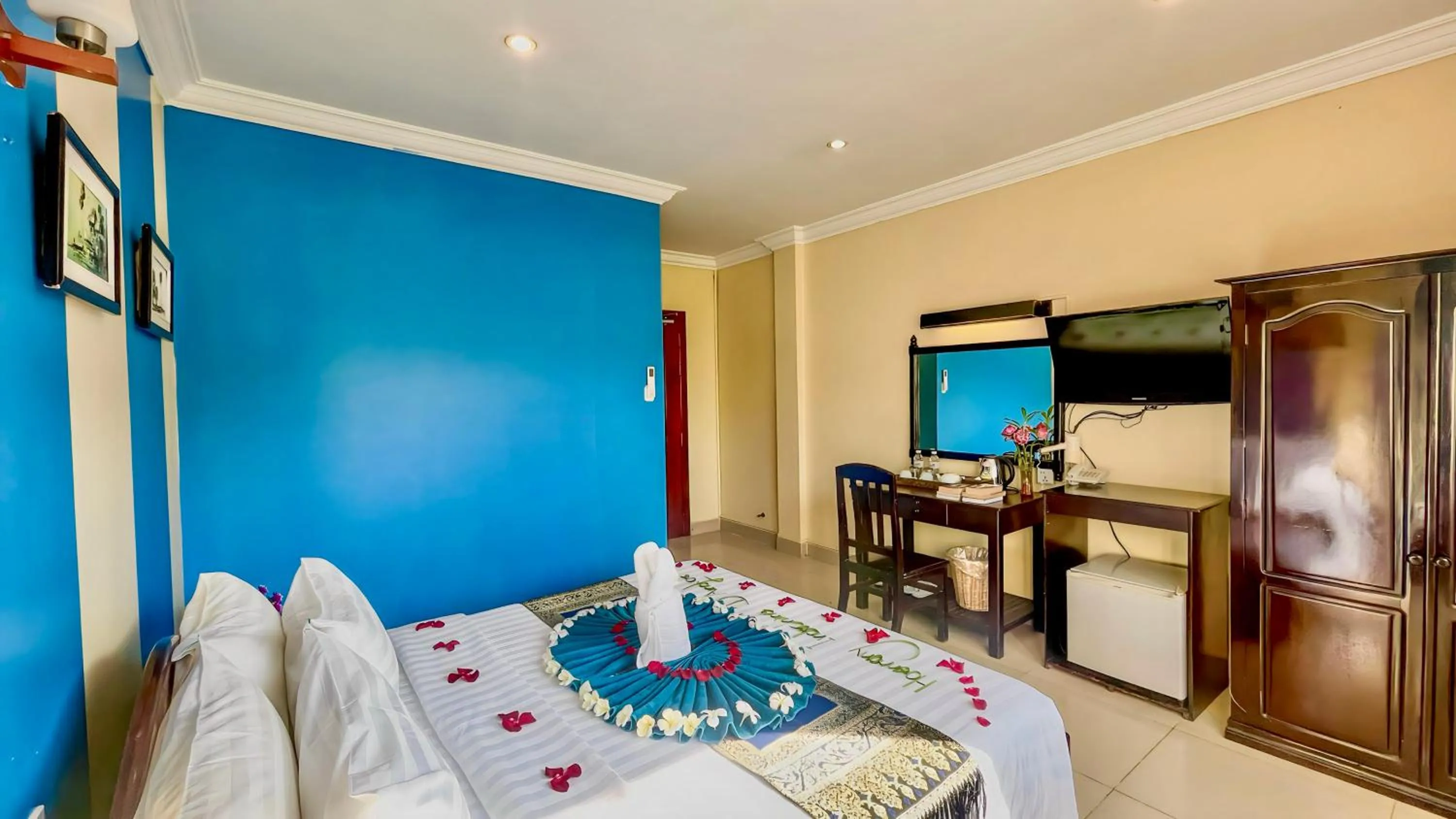 Bedroom, Bed in Harmony Indochine d'Angkor