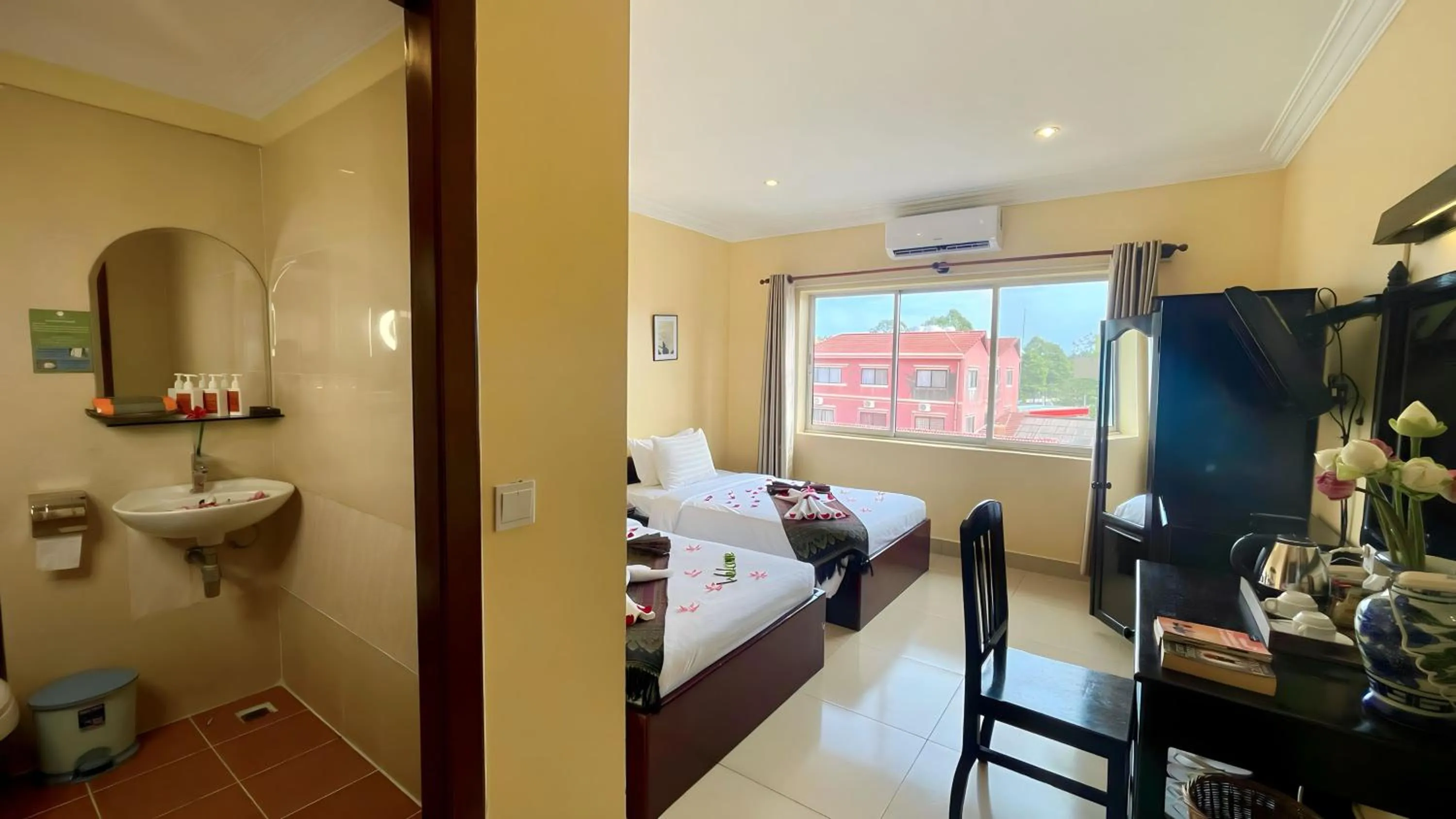 Photo of the whole room, Bed in Harmony Indochine d'Angkor