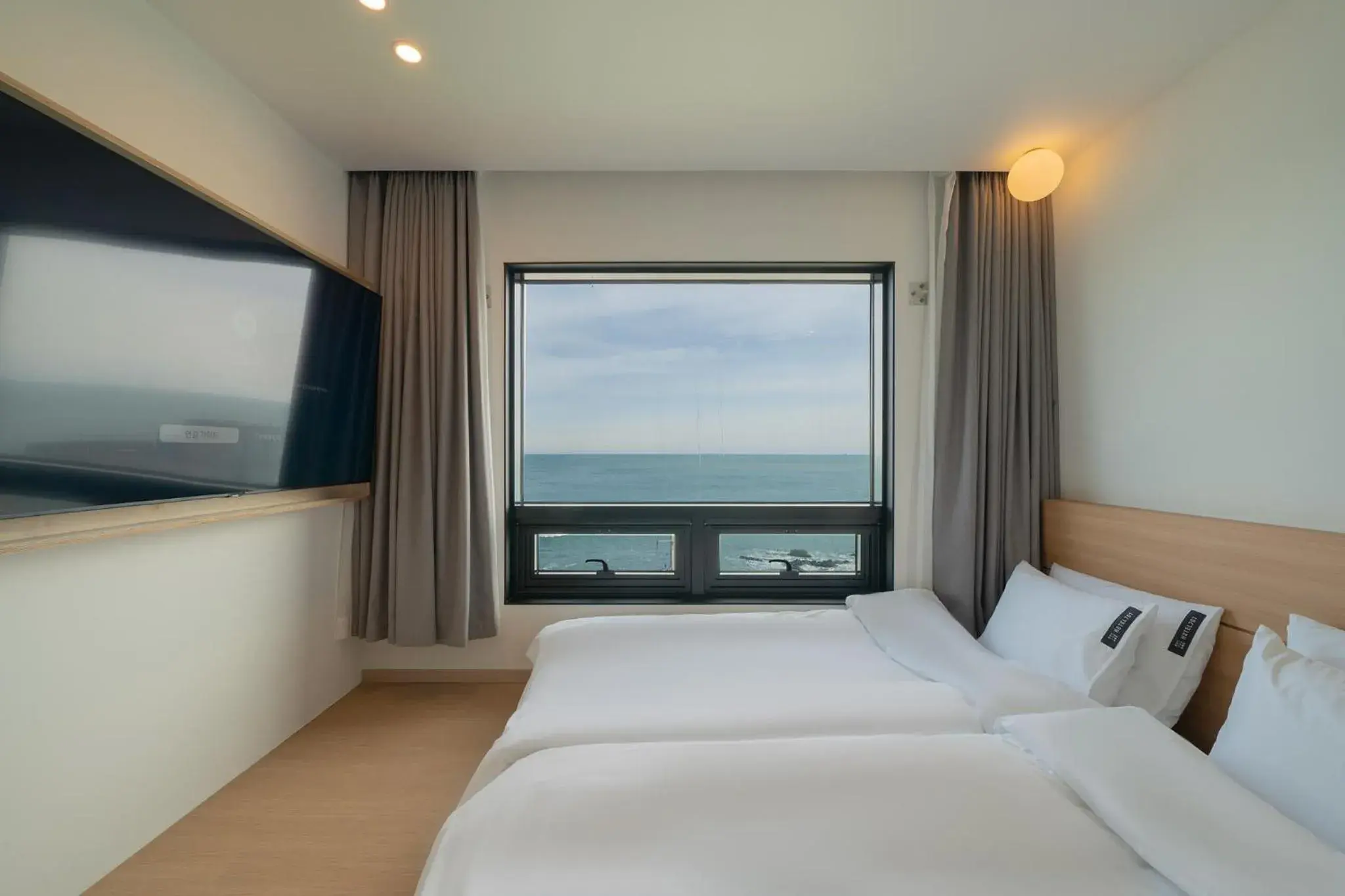 Deluxe Twin Room with Sea View in Hotel 701 Gyeongju Deluxe Twin Room with Sea View in Hotel 701 Gyeongju