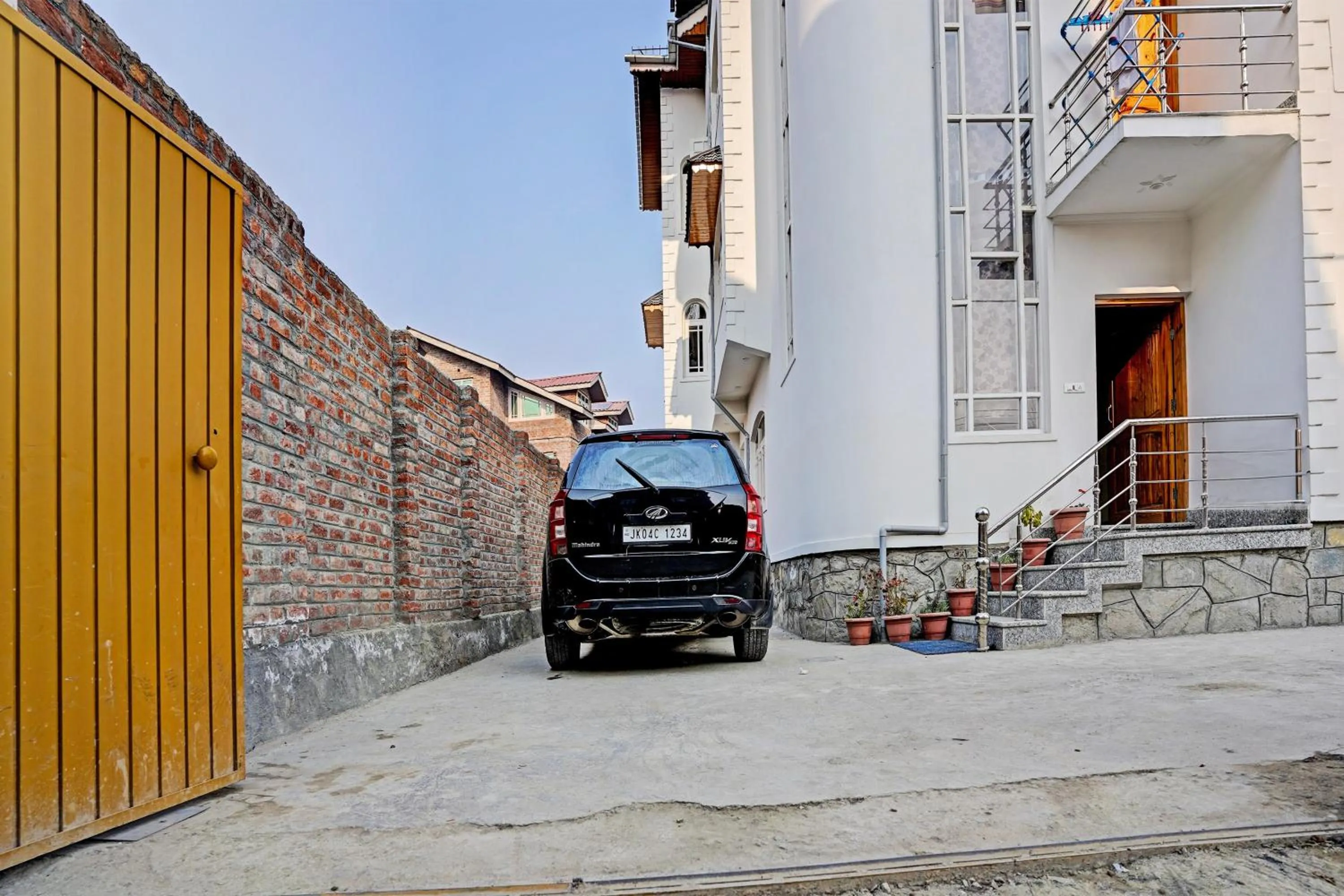 Facade/entrance in Hotel O Lit Homestay