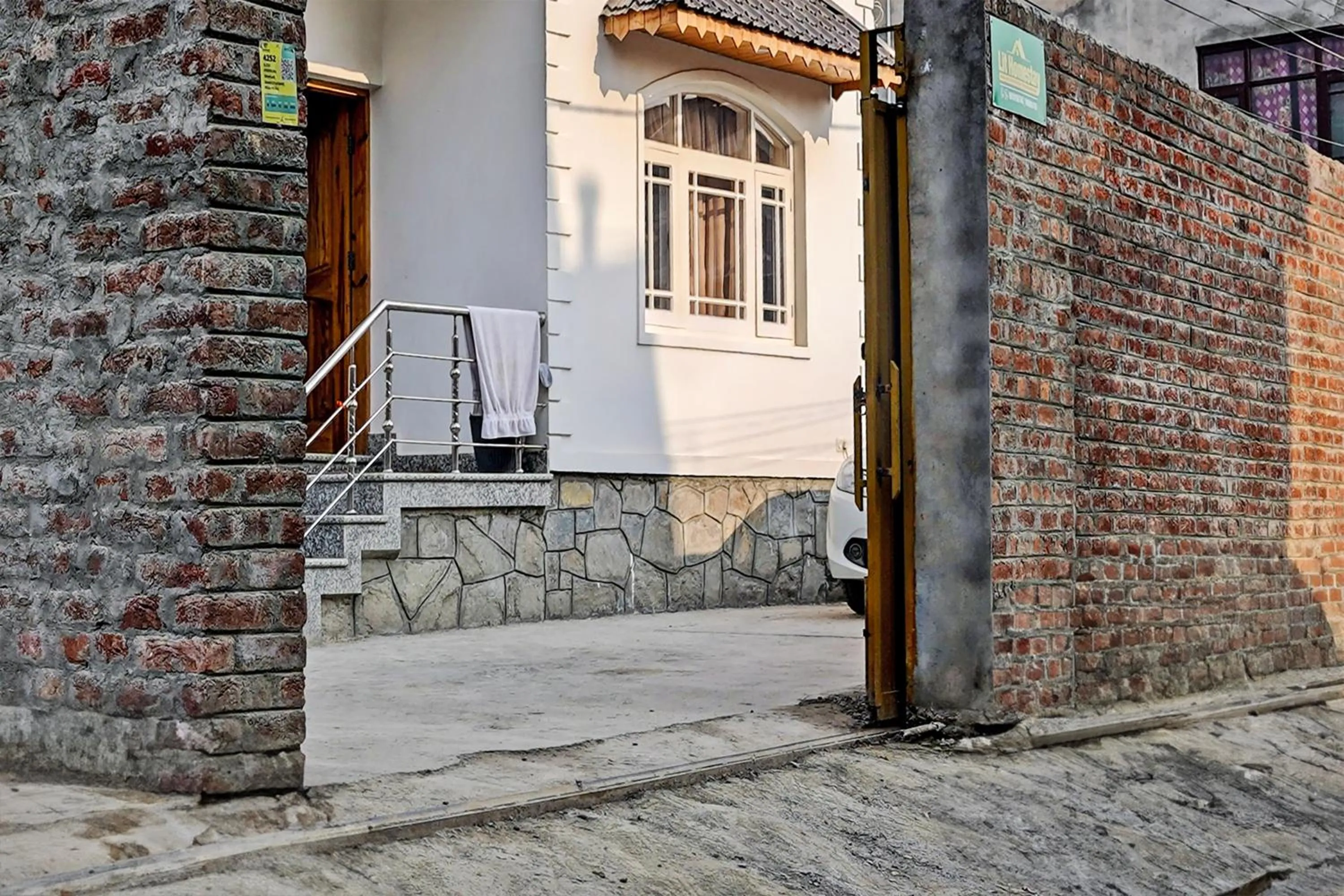 Facade/entrance in Hotel O Lit Homestay