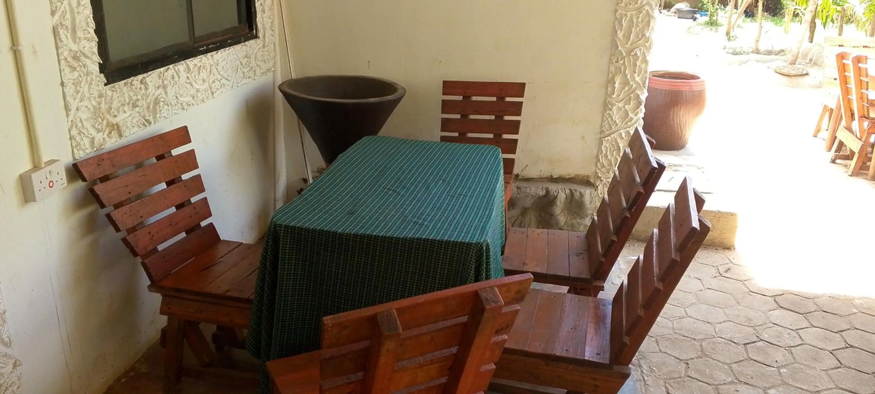 Communal lounge/ TV room in Kilibase Hotel