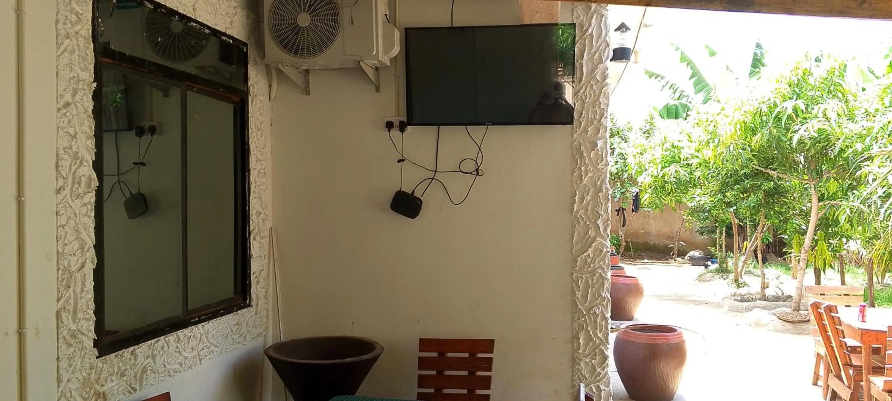 Communal lounge/ TV room in Kilibase Hotel