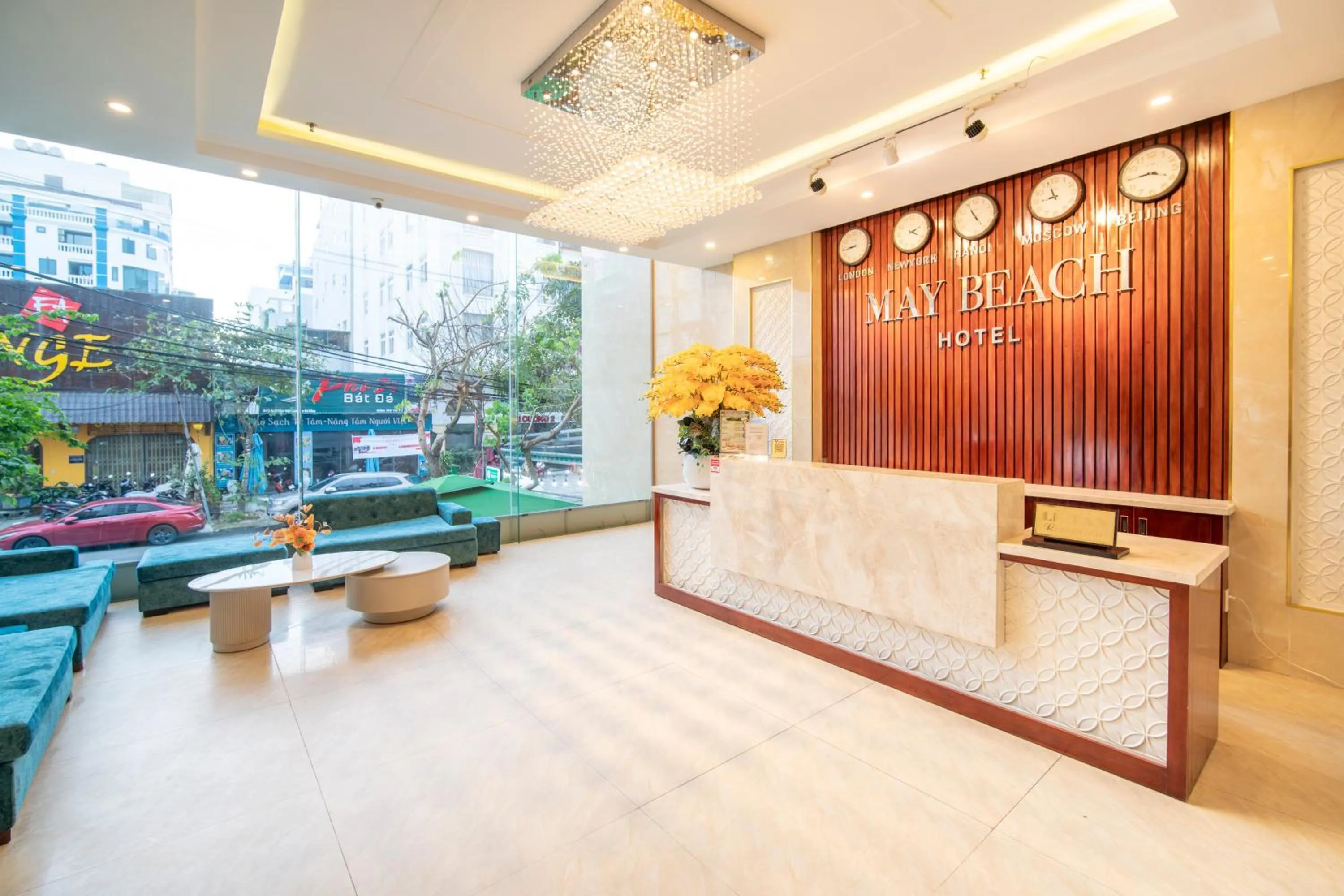 Communal lounge/ TV room in May Beach Hotel