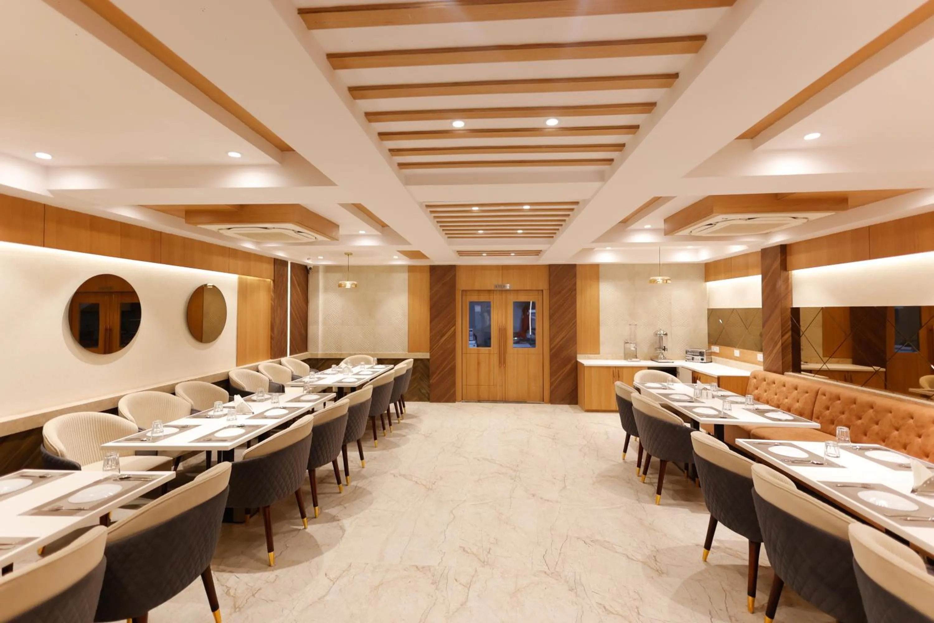 Restaurant/places to eat in Hotel Sarc Inn