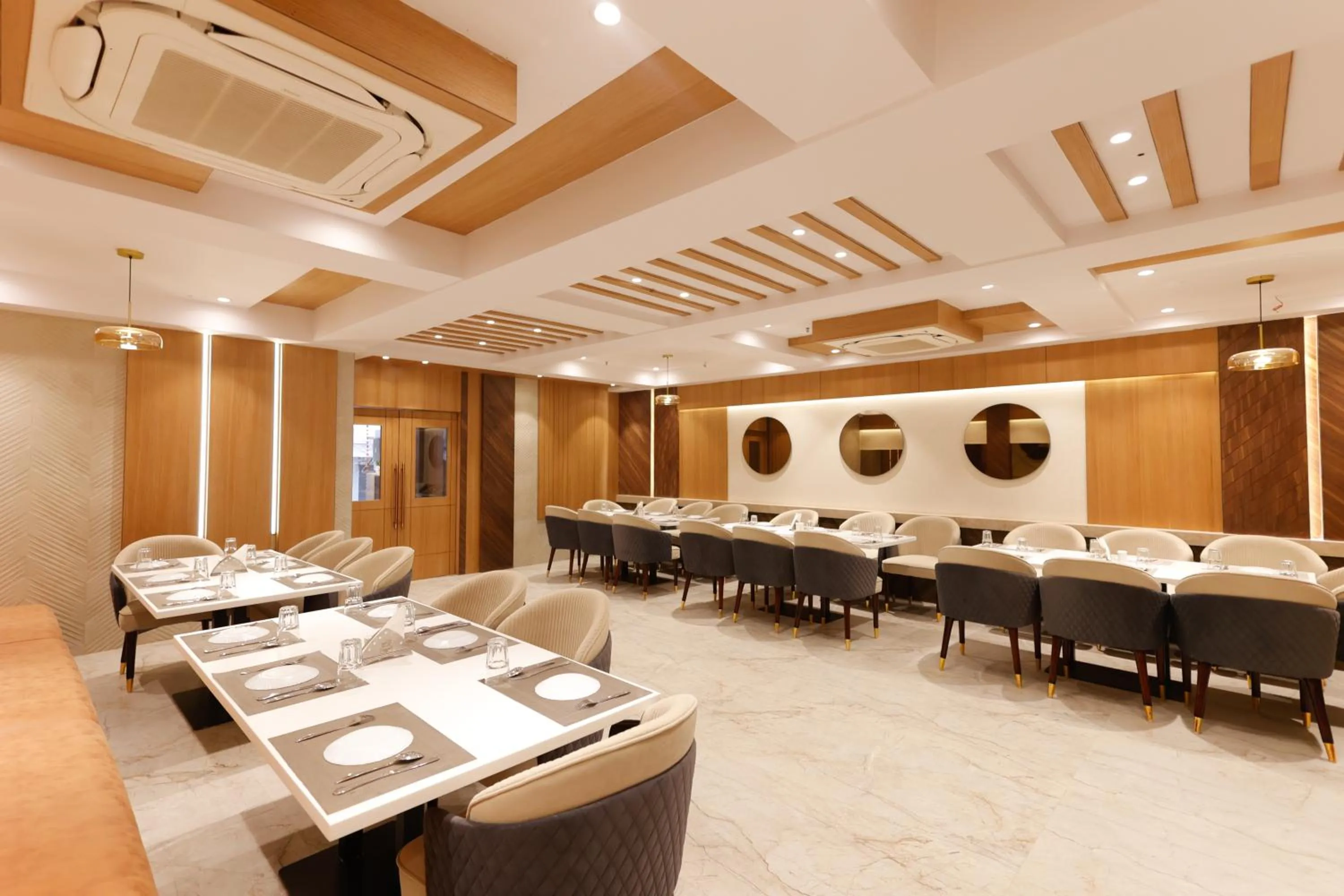 Restaurant/places to eat in Hotel Sarc Inn