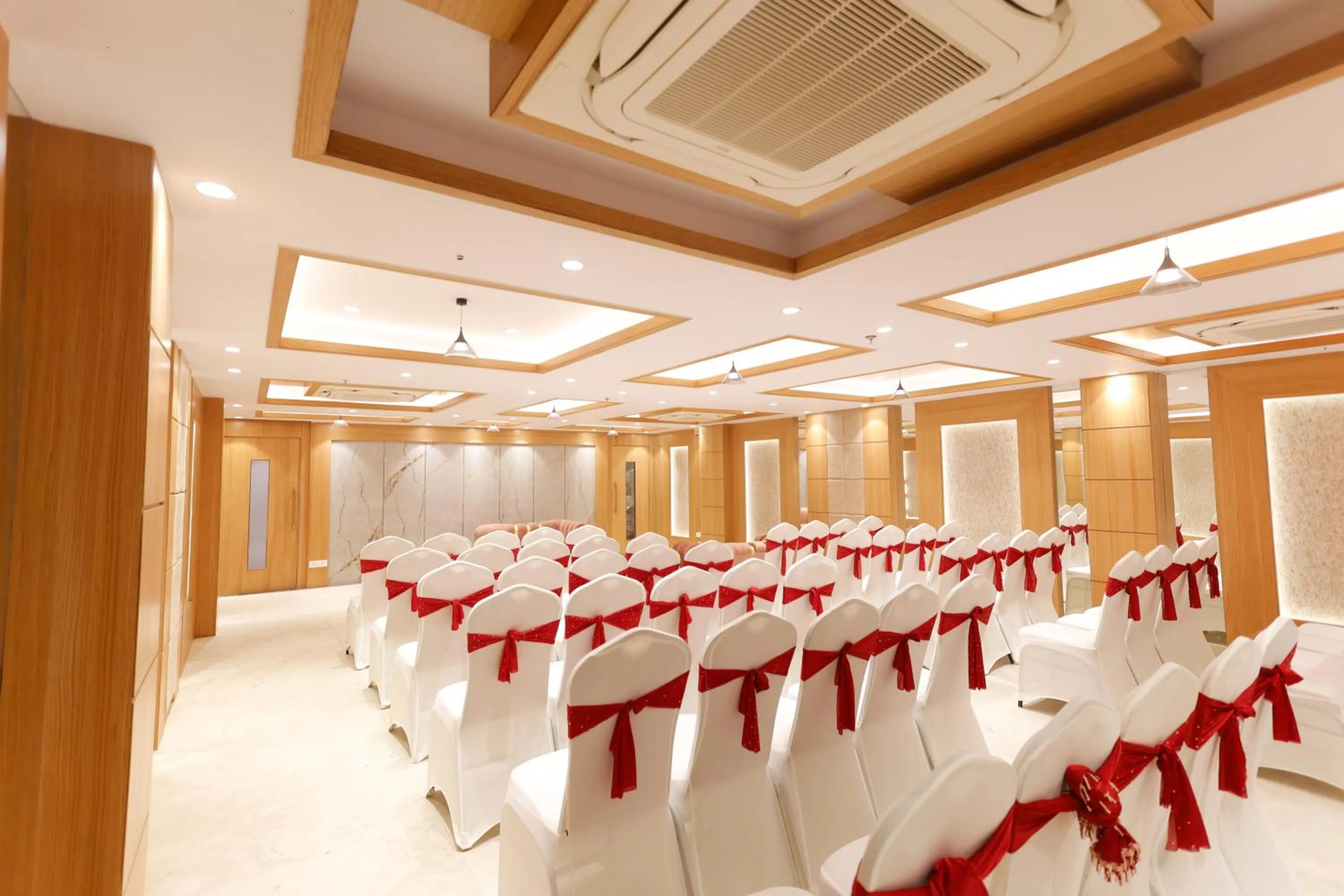 Meeting/conference room in Hotel Sarc Inn