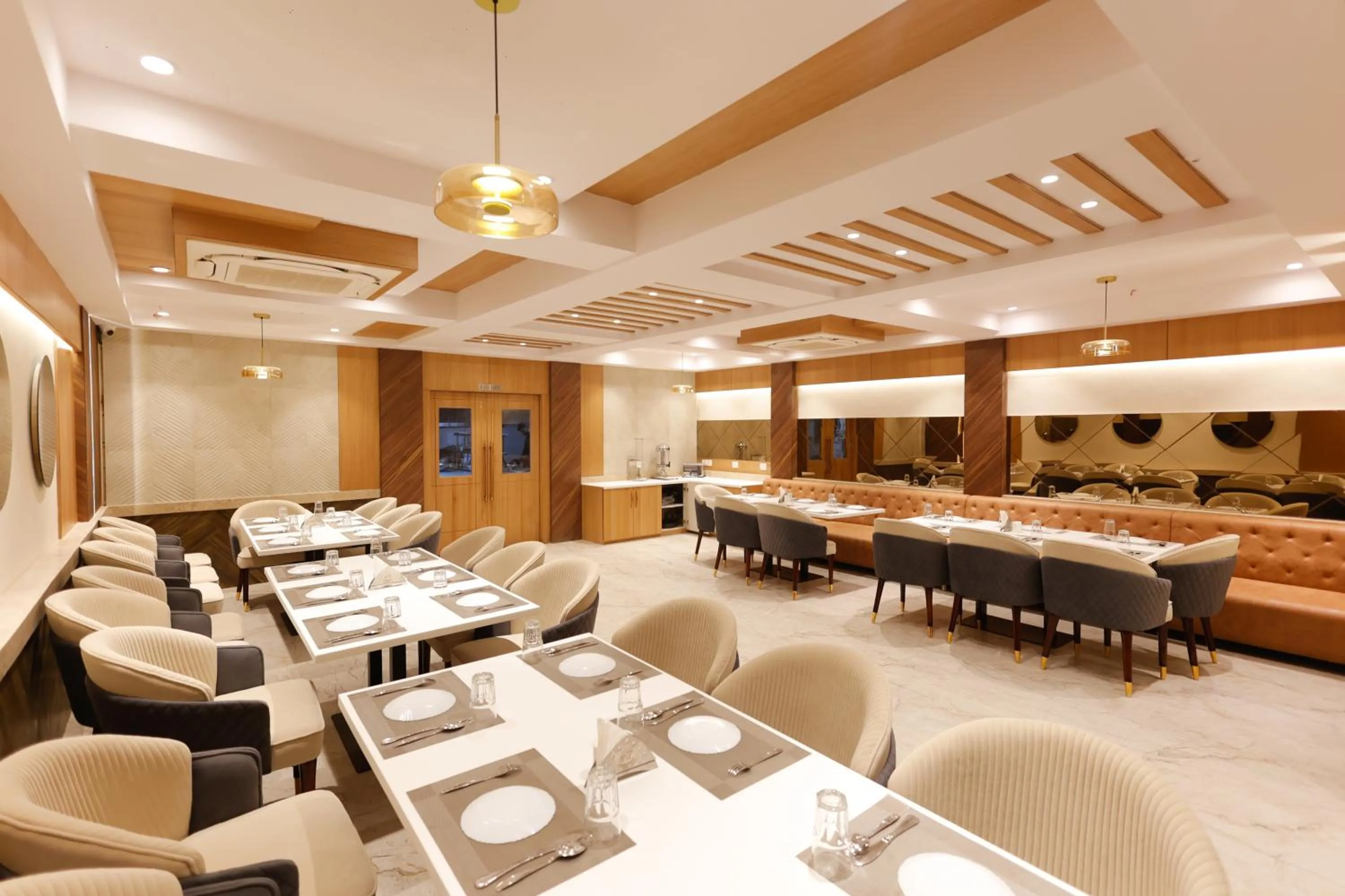 Restaurant/places to eat in Hotel Sarc Inn