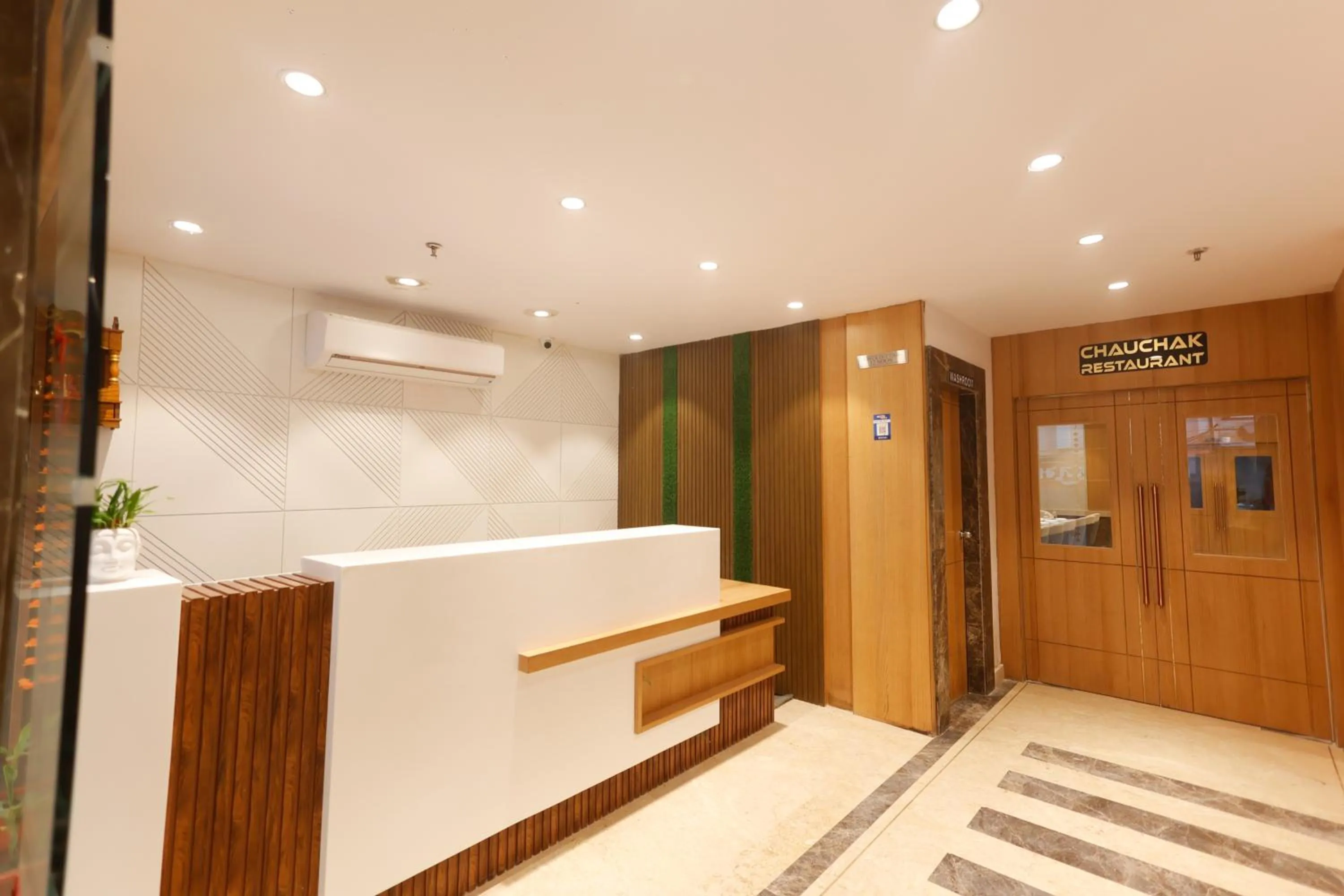 Lobby or reception in Hotel Sarc Inn