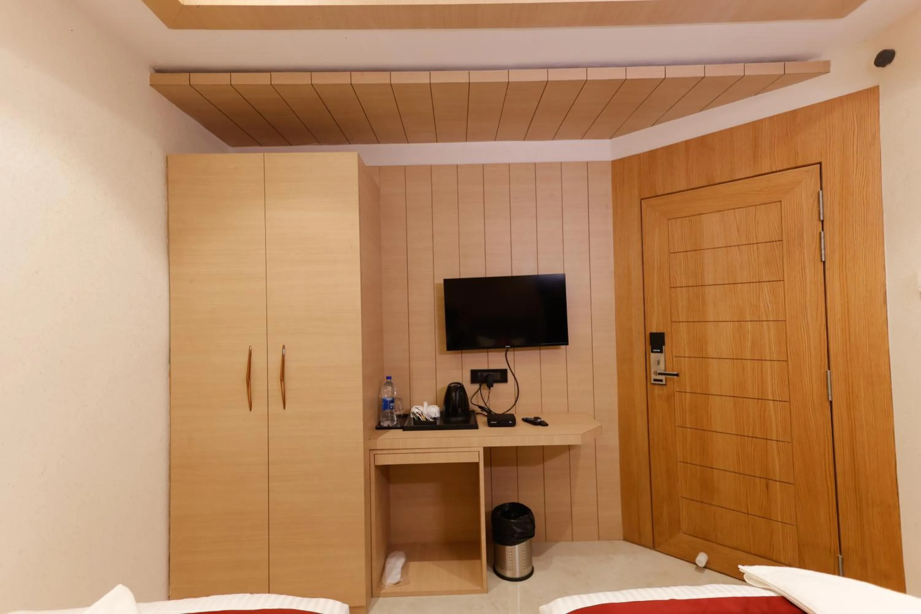 wardrobe in Hotel Sarc Inn