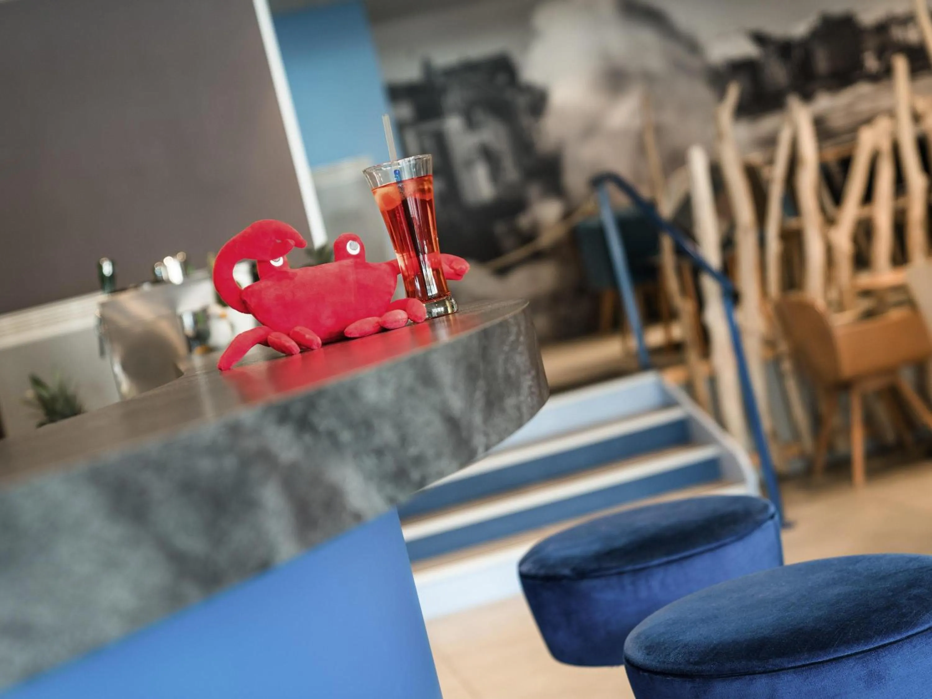 Lounge or bar in ibis Styles Saint Malo Port