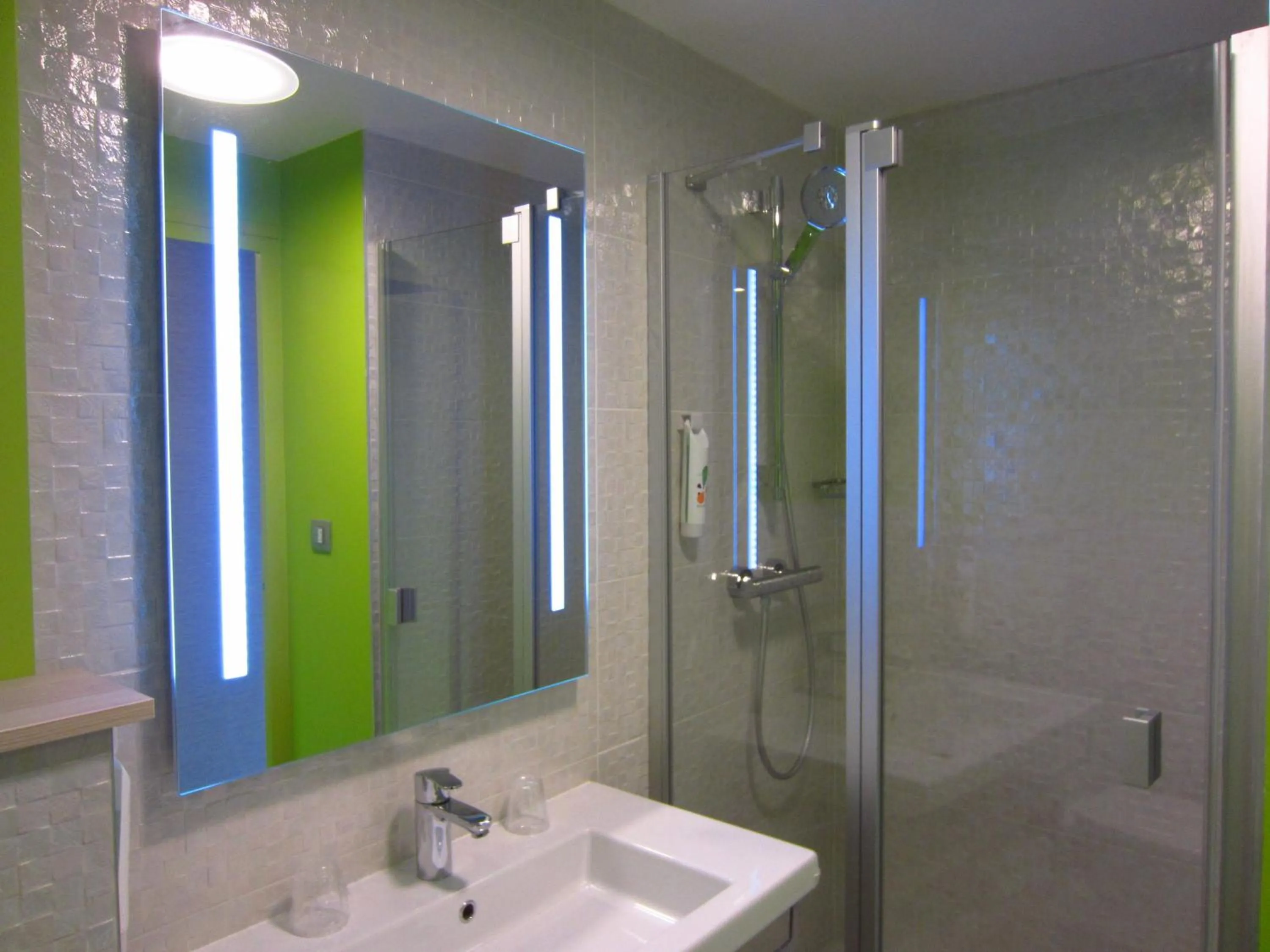 Shower in ibis Styles Saint Malo Port