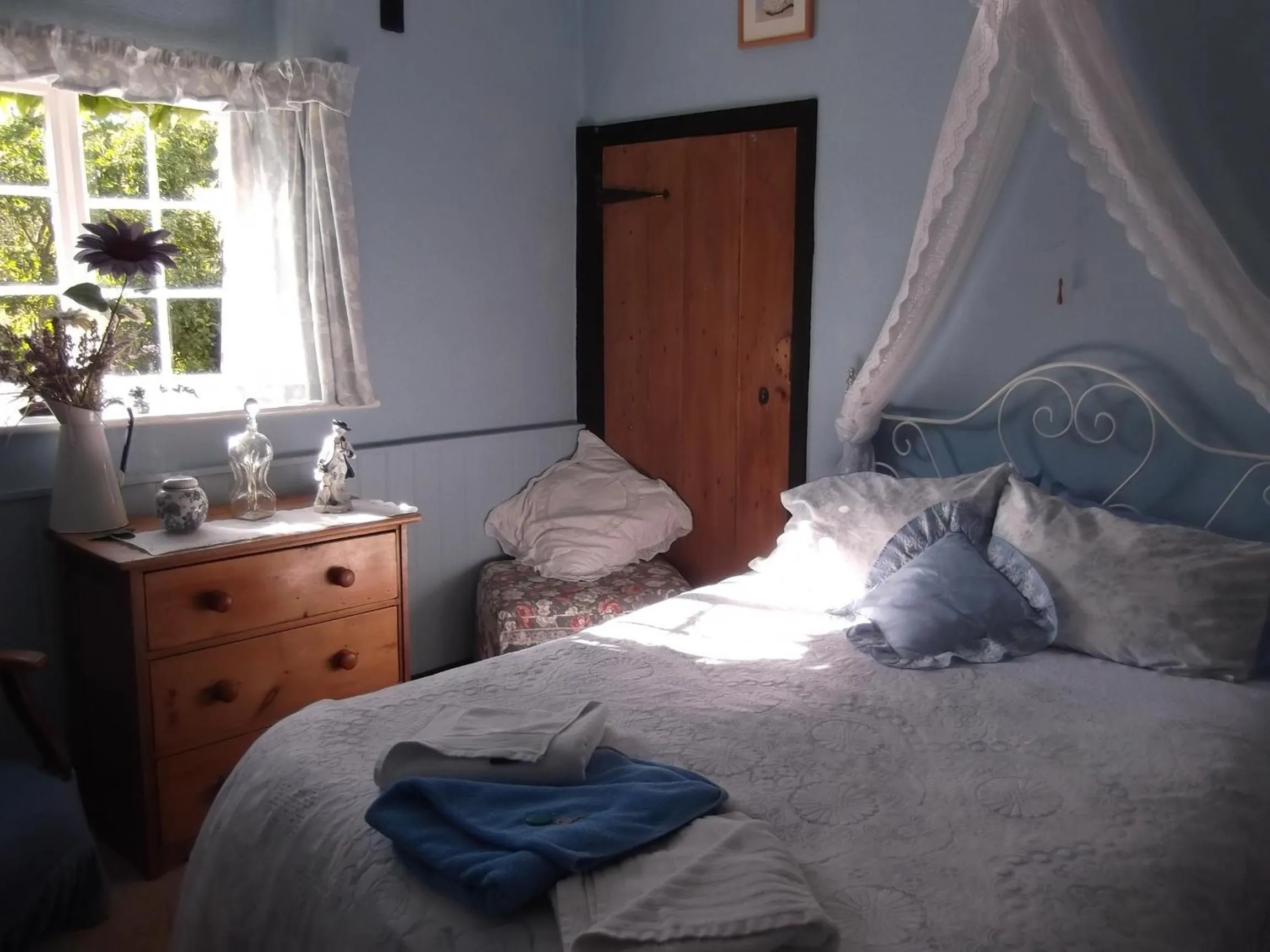 Day, Bed in East Farm House B&B