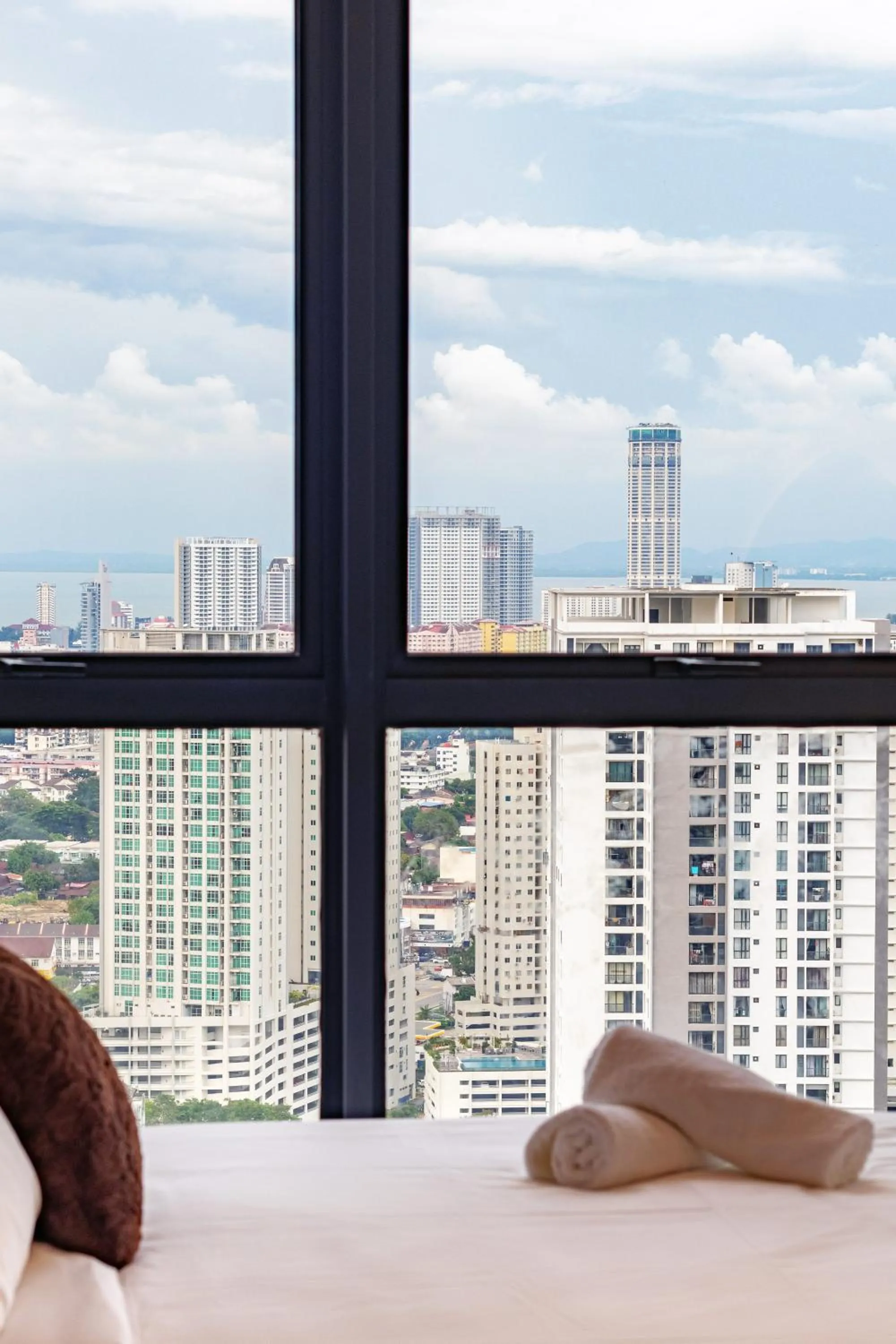 City view, Bed in Urban Suites, Signature Collection by Stellar ALV