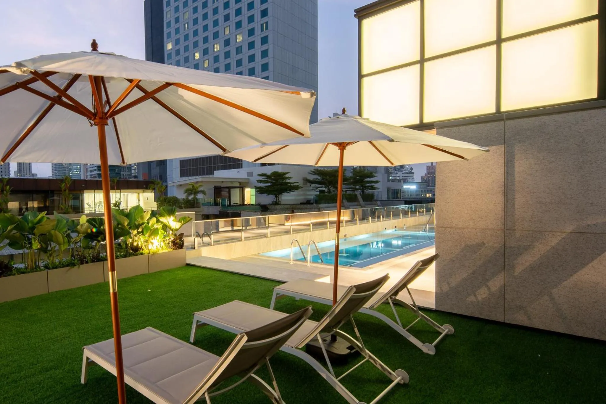 Swimming pool in Sotetsu Grand Fresa Bangkok