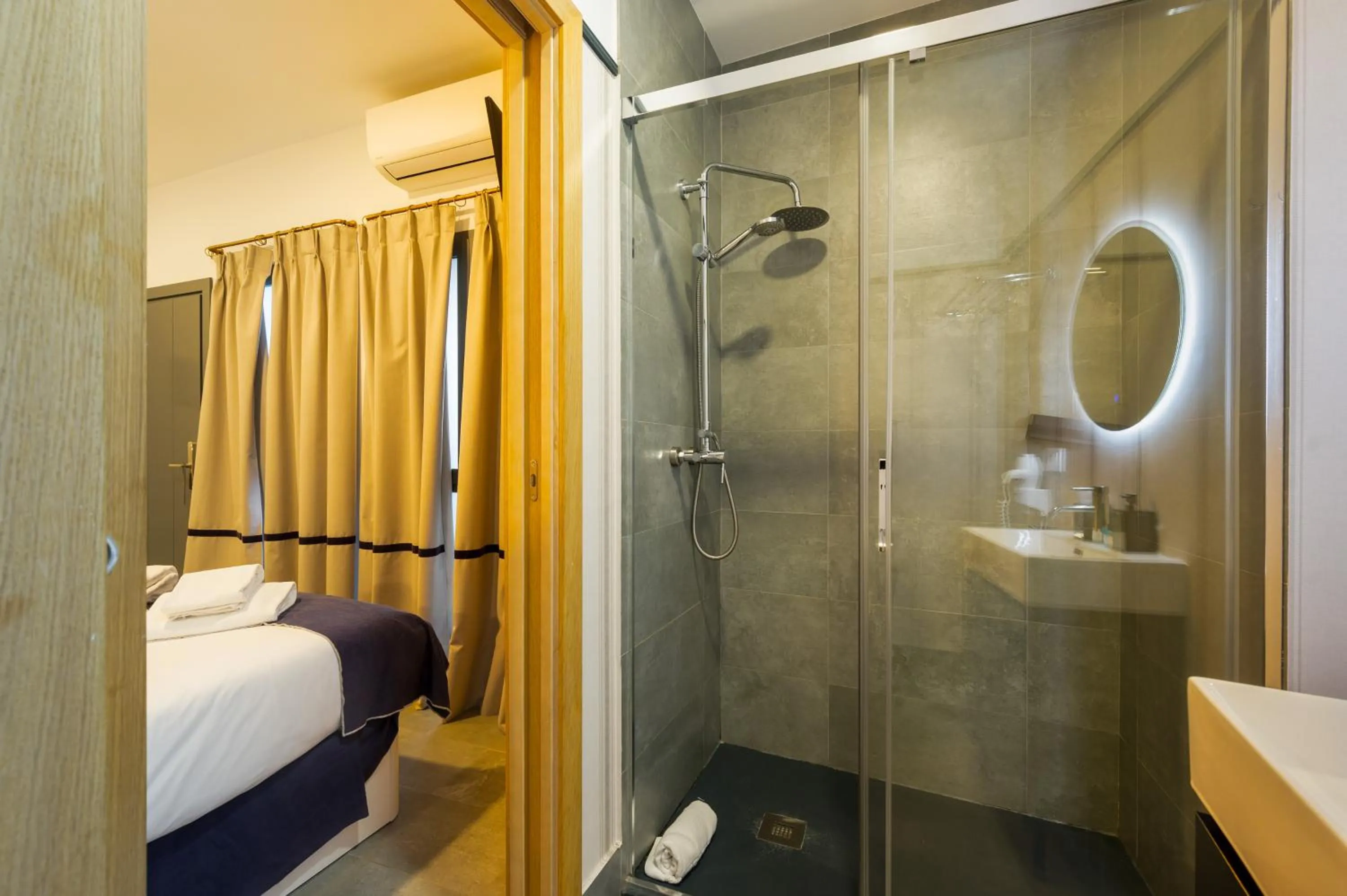Shower, Bed in Posada de los Venerables