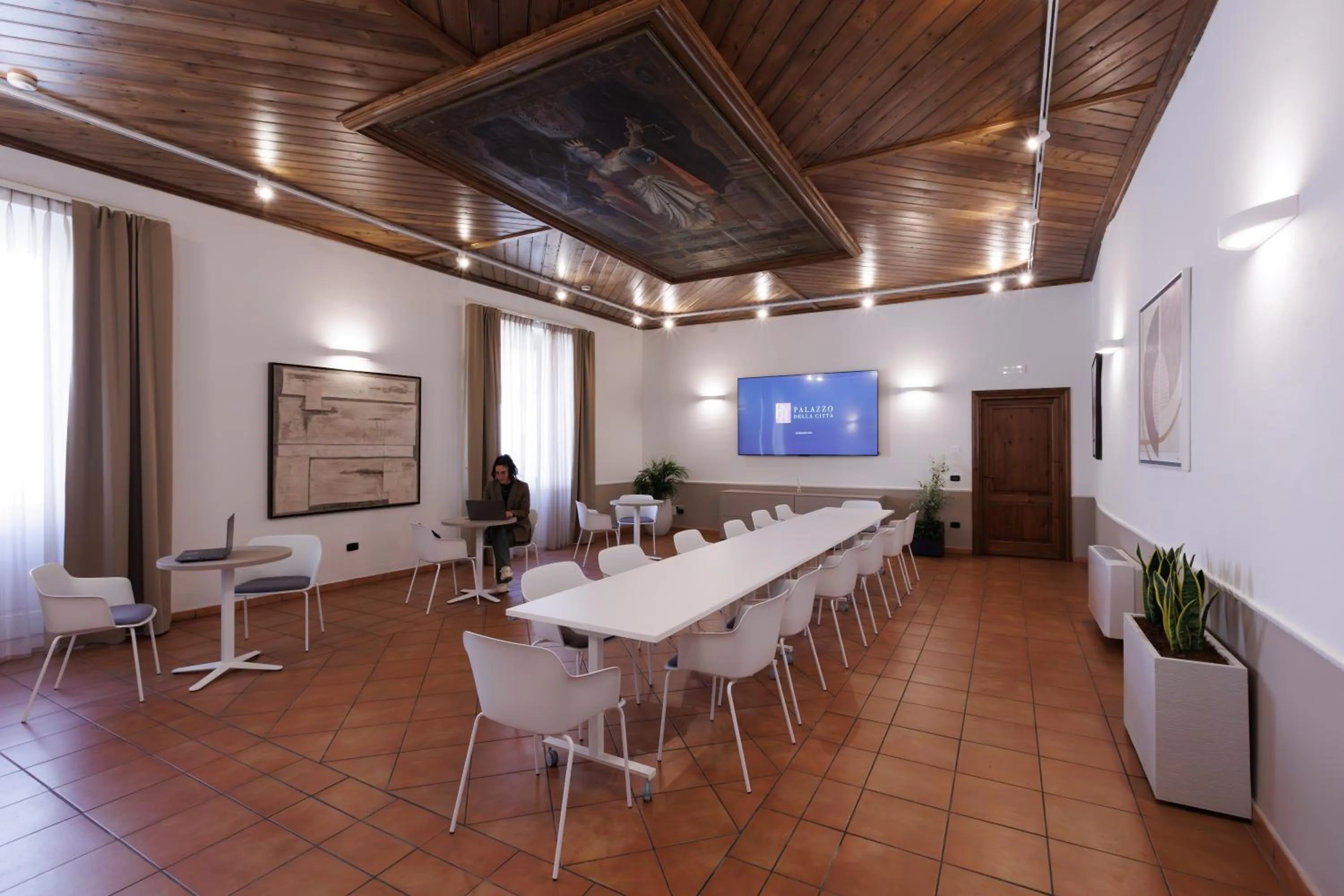 Business facilities in Palazzo della Città