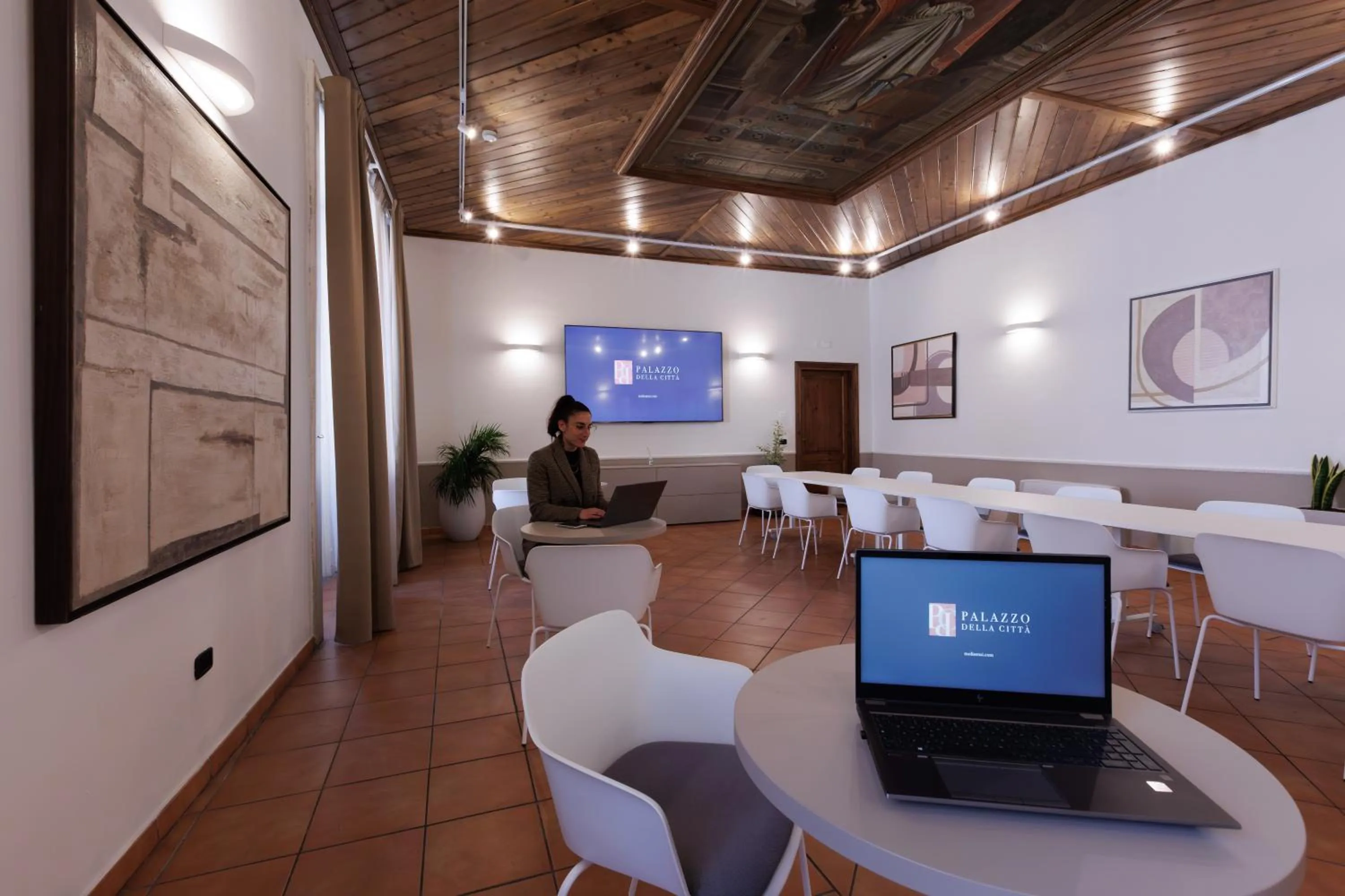 Business facilities in Palazzo della Città