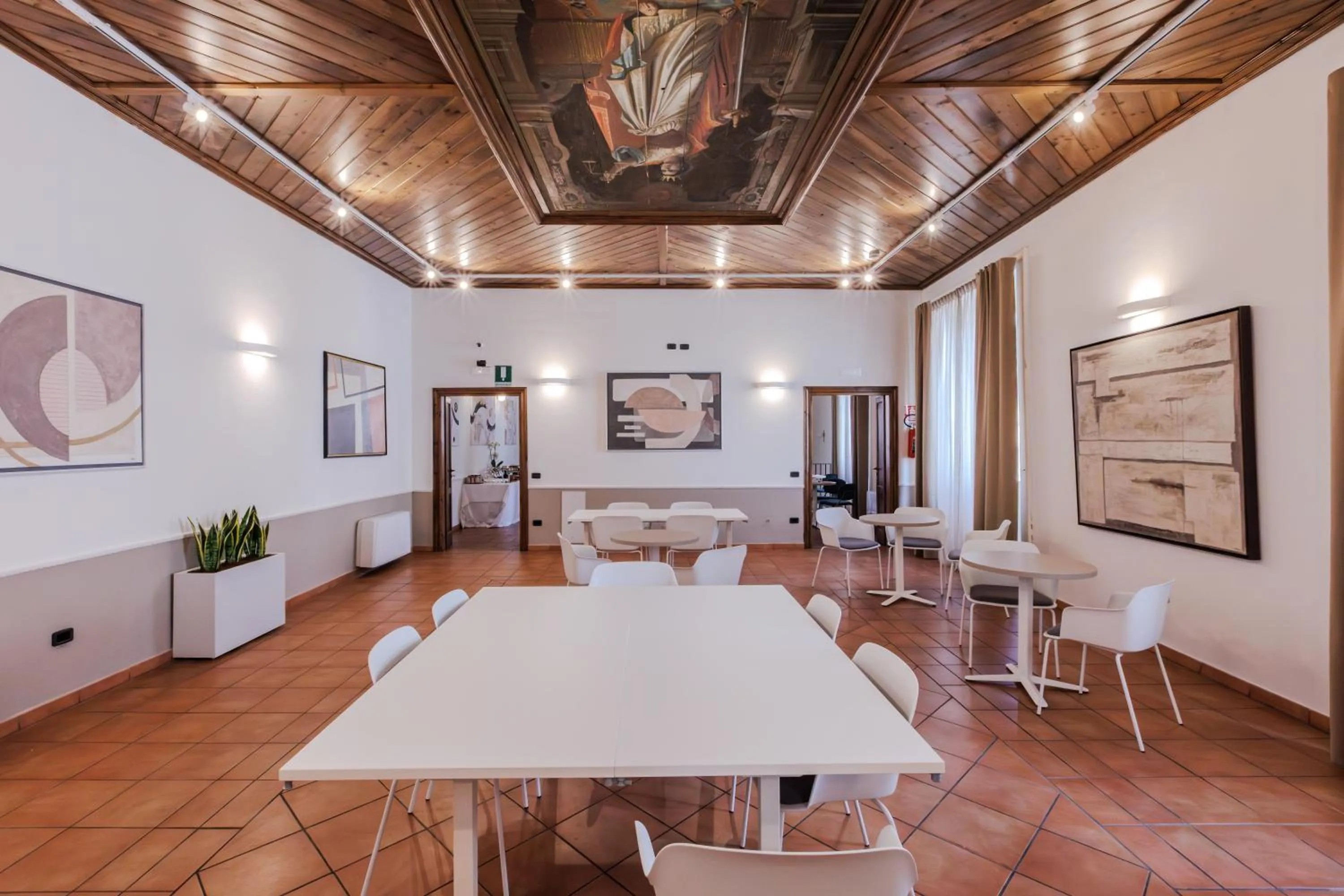 Business facilities in Palazzo della Città