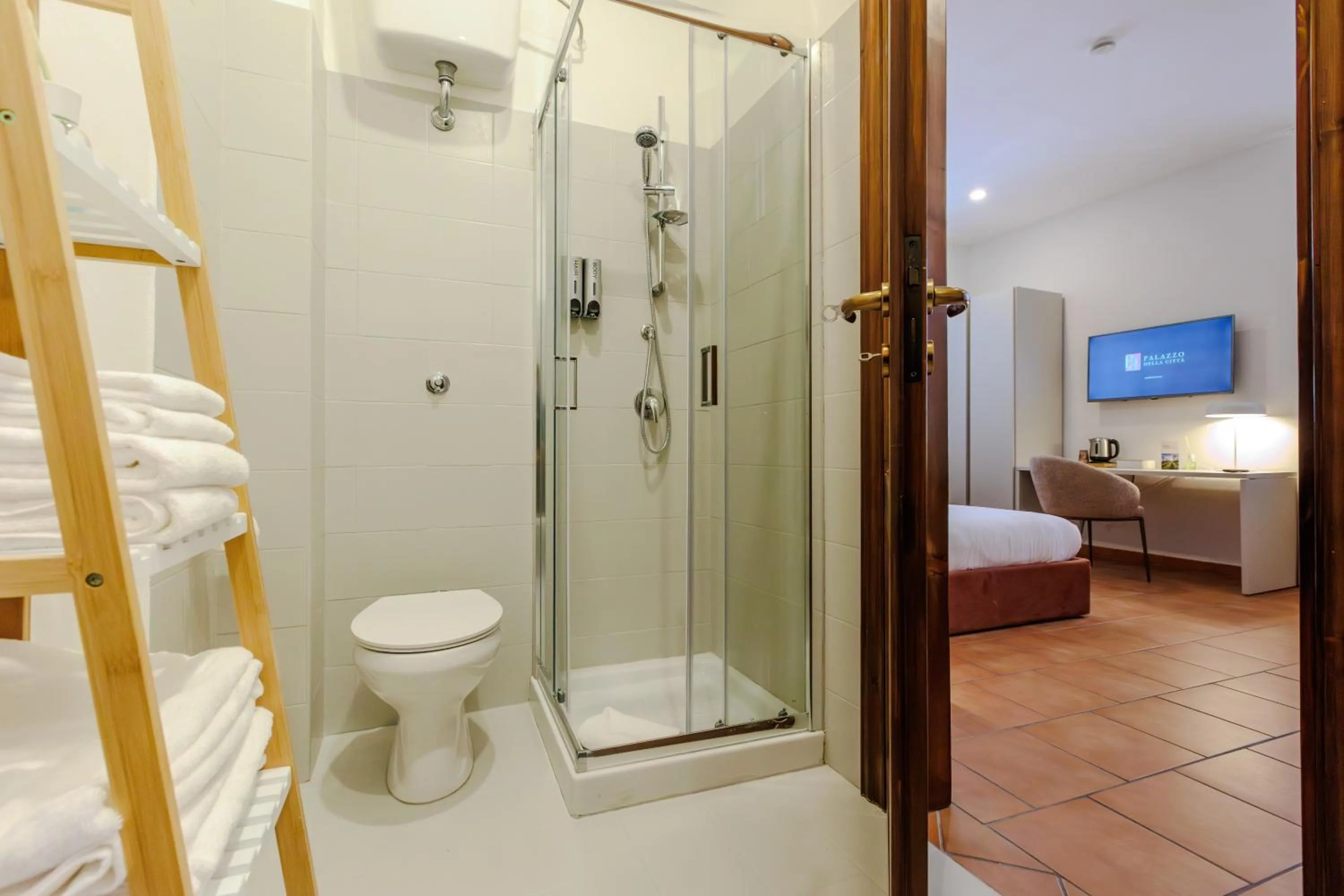 Bathroom, Bed in Palazzo della Città
