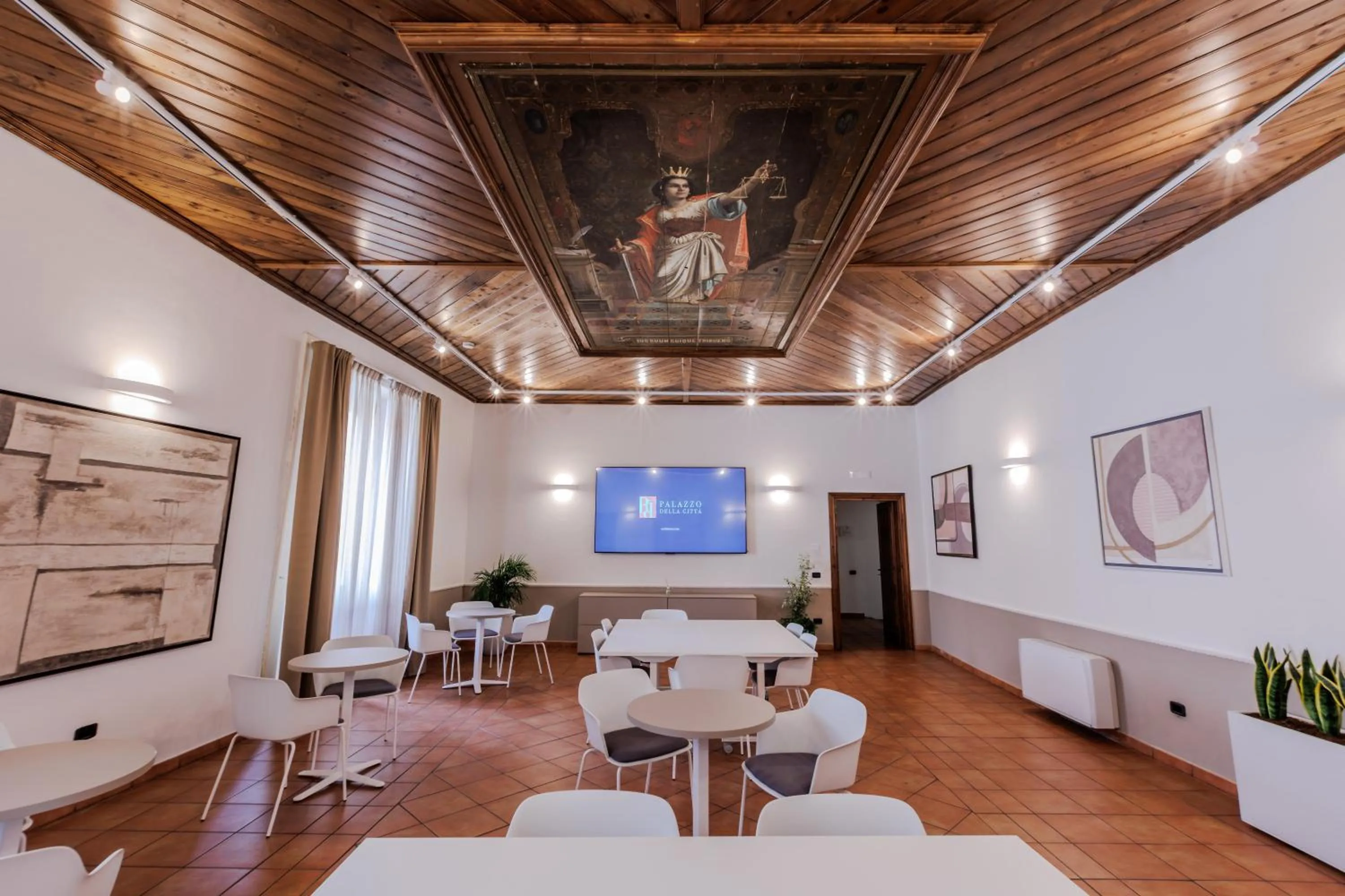Business facilities in Palazzo della Città