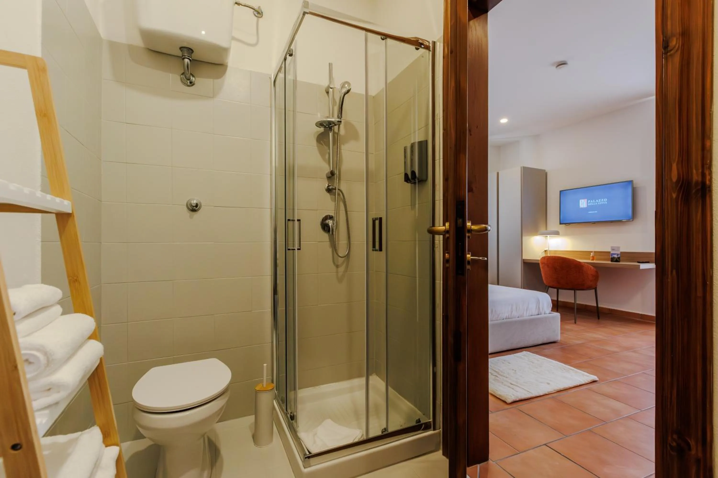 Shower in Palazzo della Città