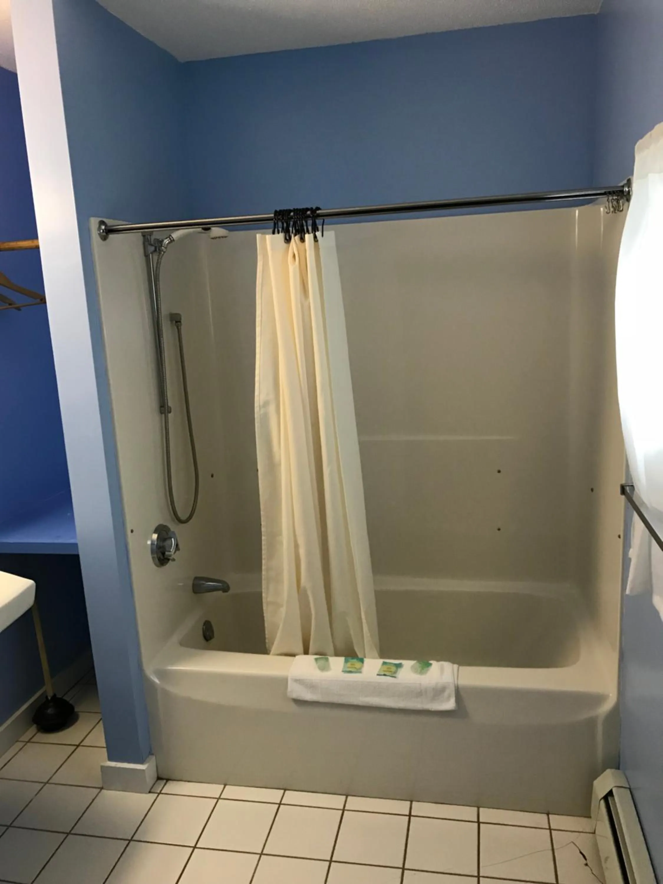 Bathroom in White Birches Motel