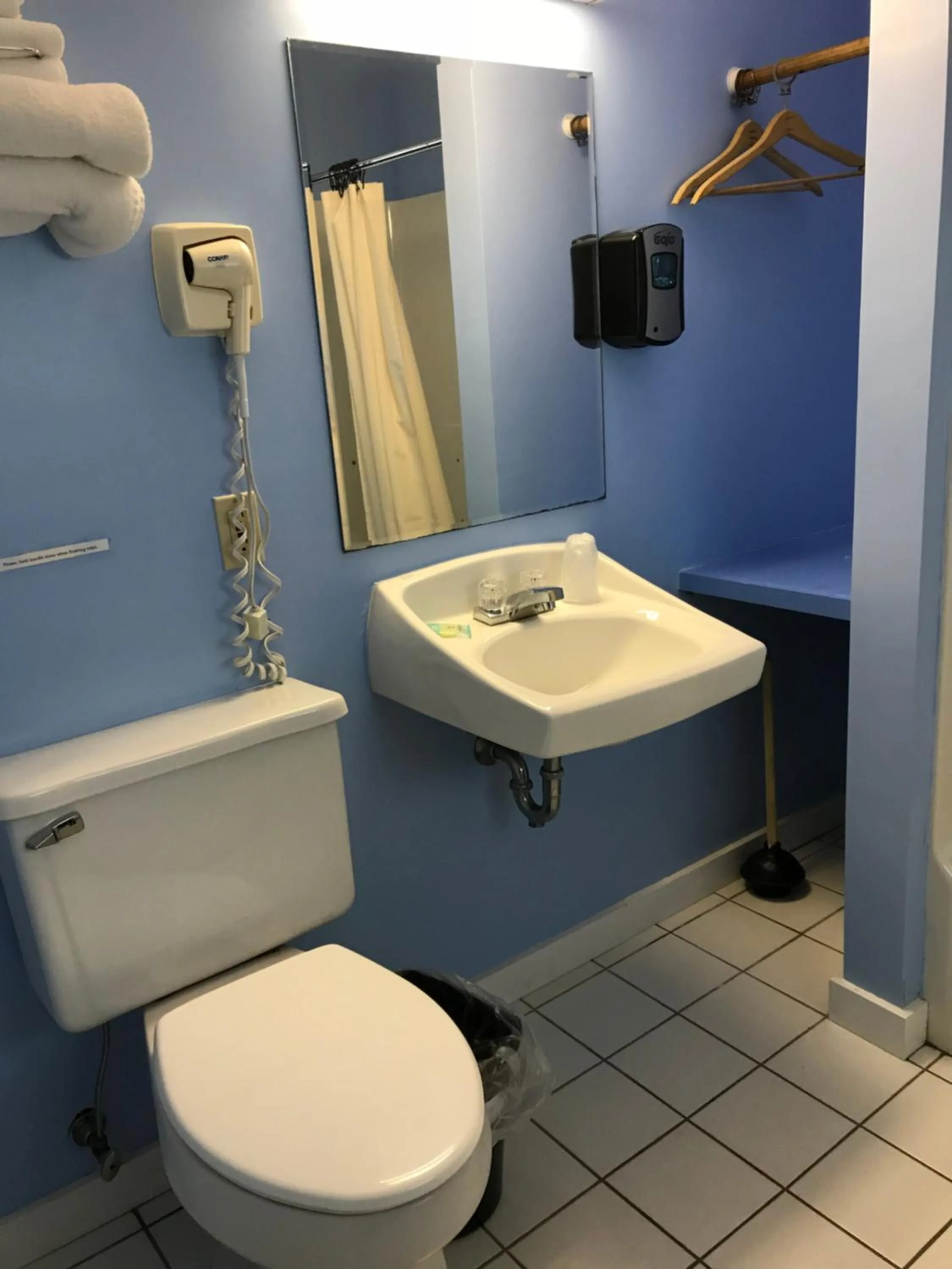 Bathroom in White Birches Motel