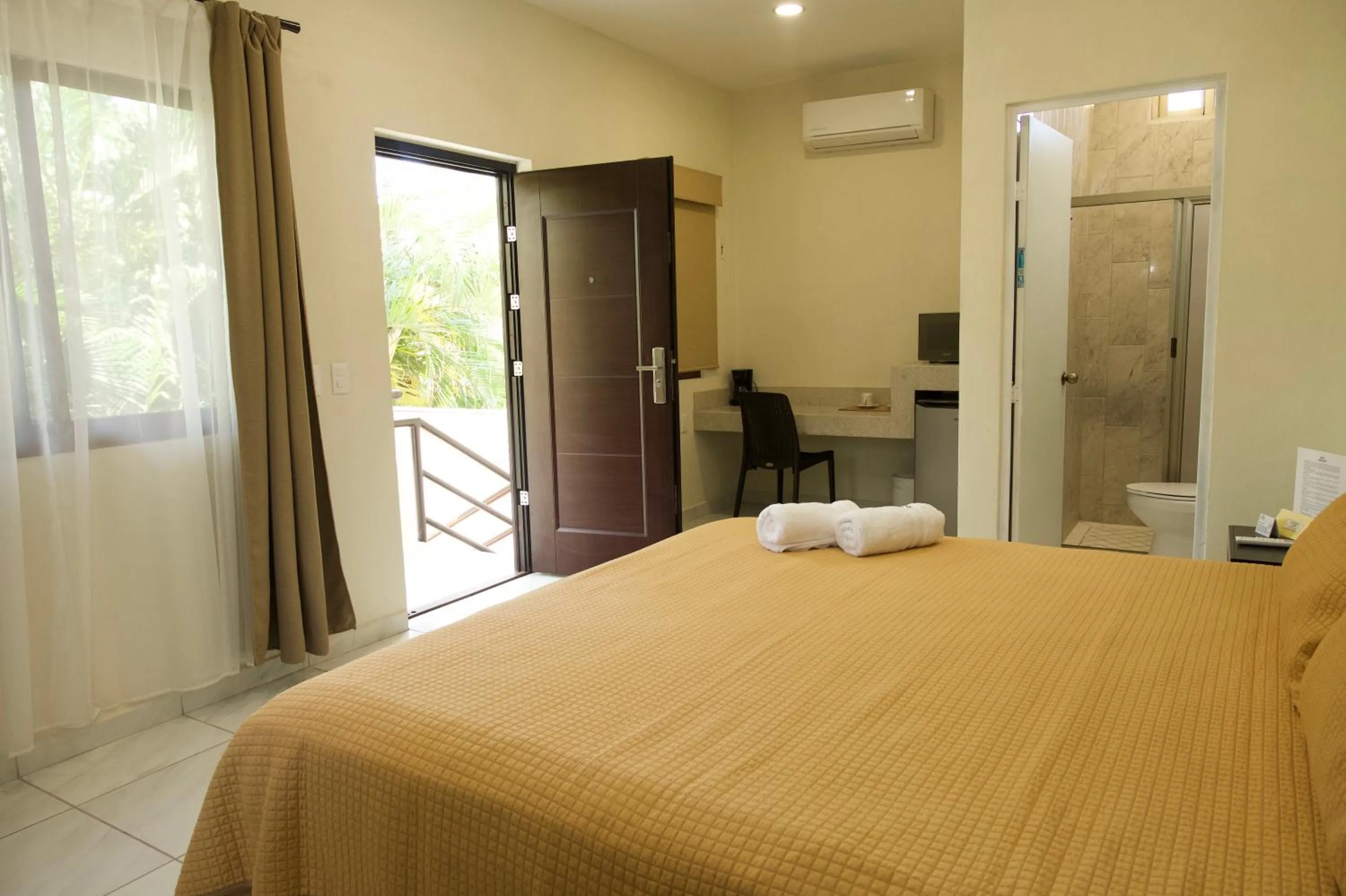 Bedroom, Bed in Hotel y Suites Los Encantos