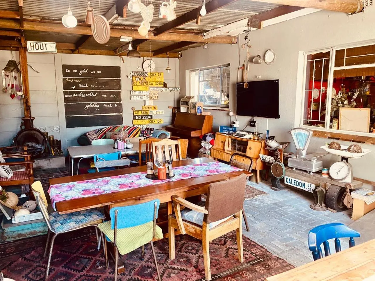 Communal lounge/ TV room in Suzies Huis Restaurant Bed and Breakfast