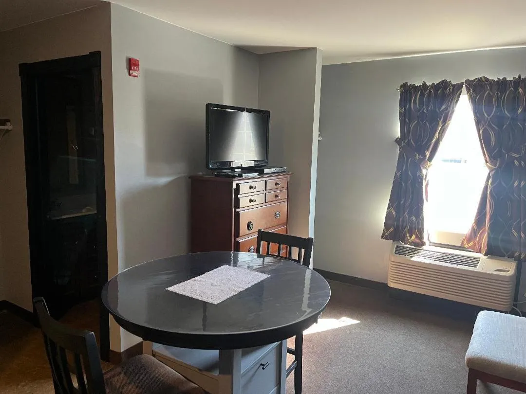 TV and multimedia in Gamble Farm Inn and Suites