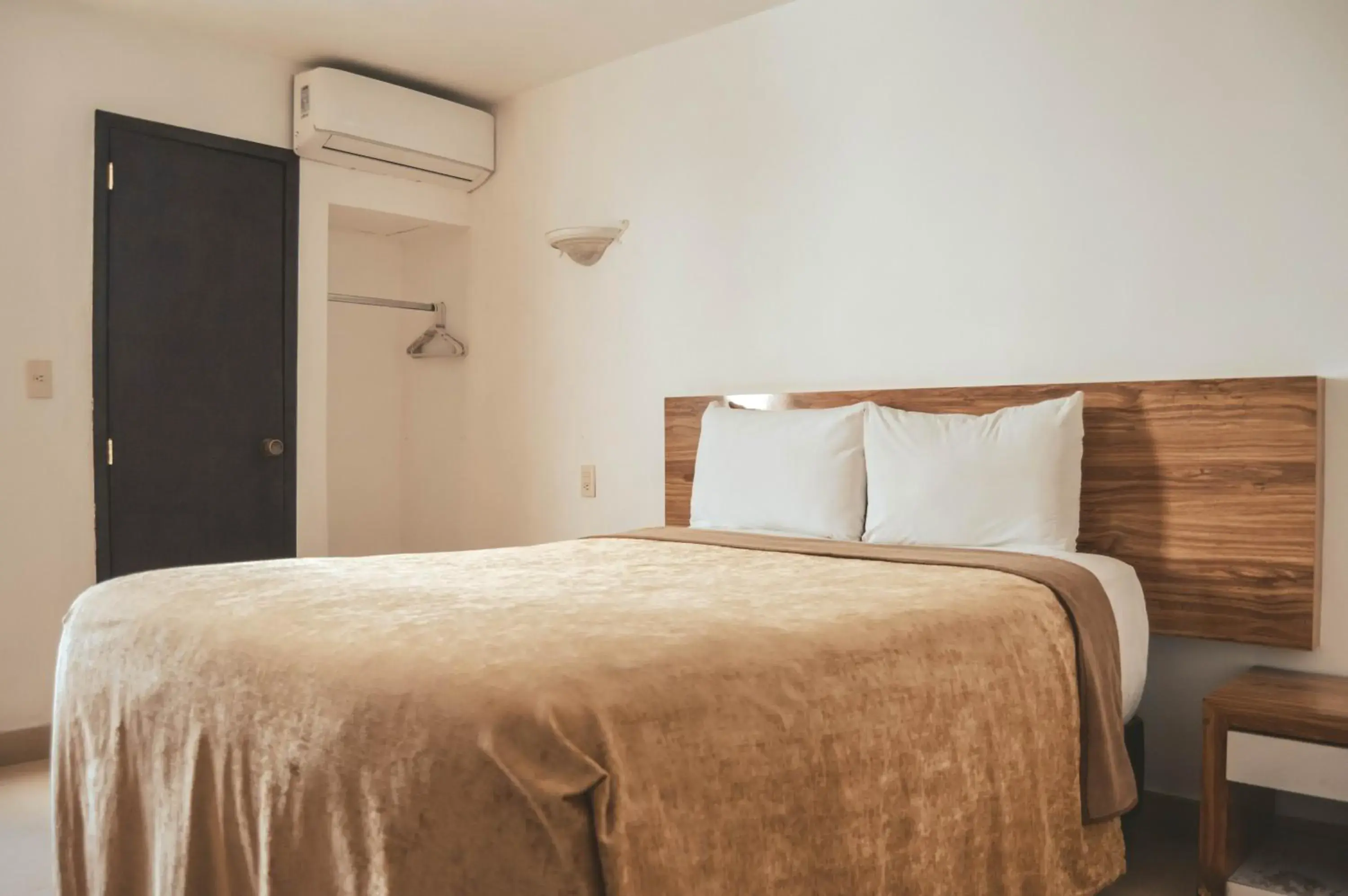 Single Room with Double Bed in Hotel Latino Single Room with Double Bed in Hotel Latino