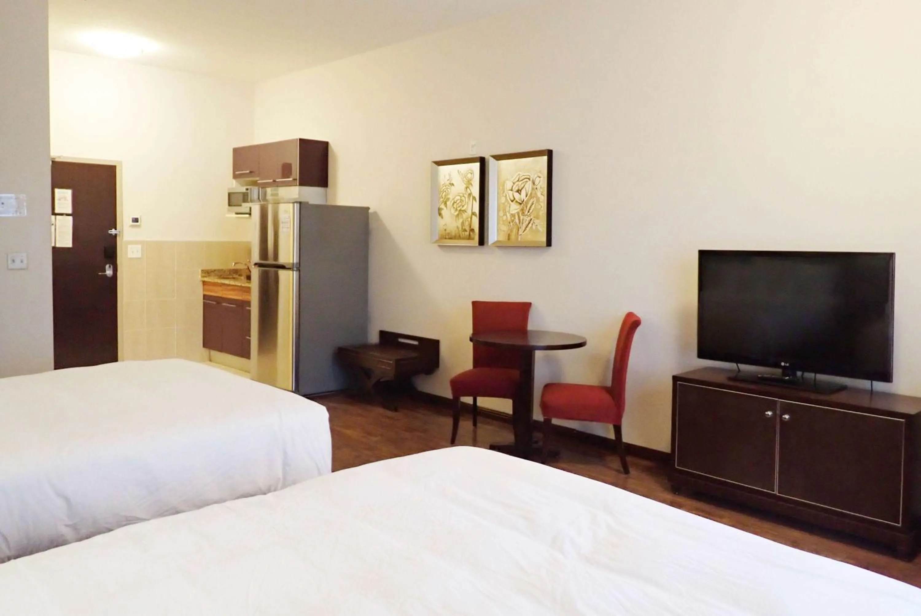 Photo of the whole room, Bed in Days Inn & Suites by Wyndham Fort Saskatchewan