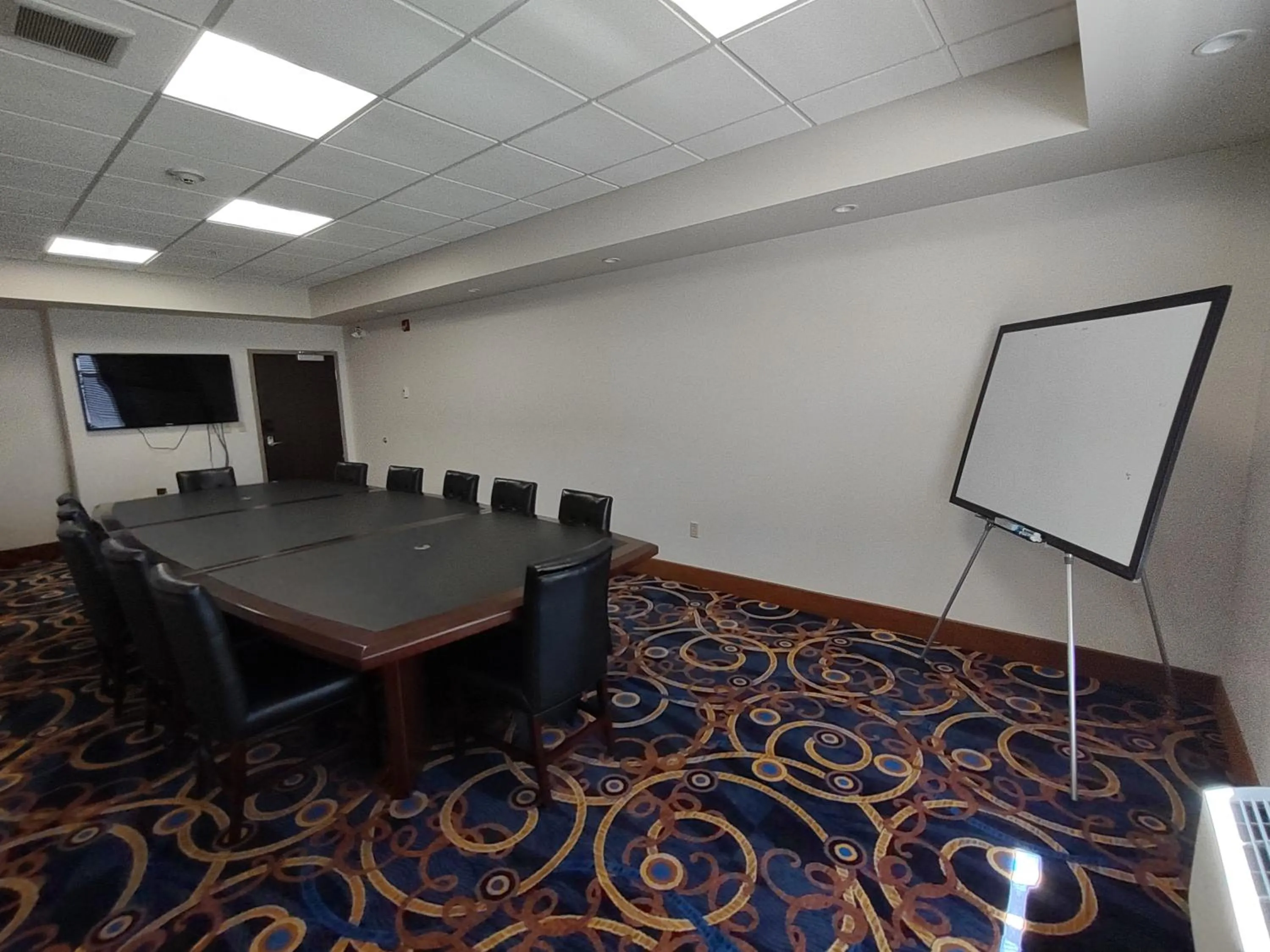 Meeting/conference room in Days Inn & Suites by Wyndham Fort Saskatchewan