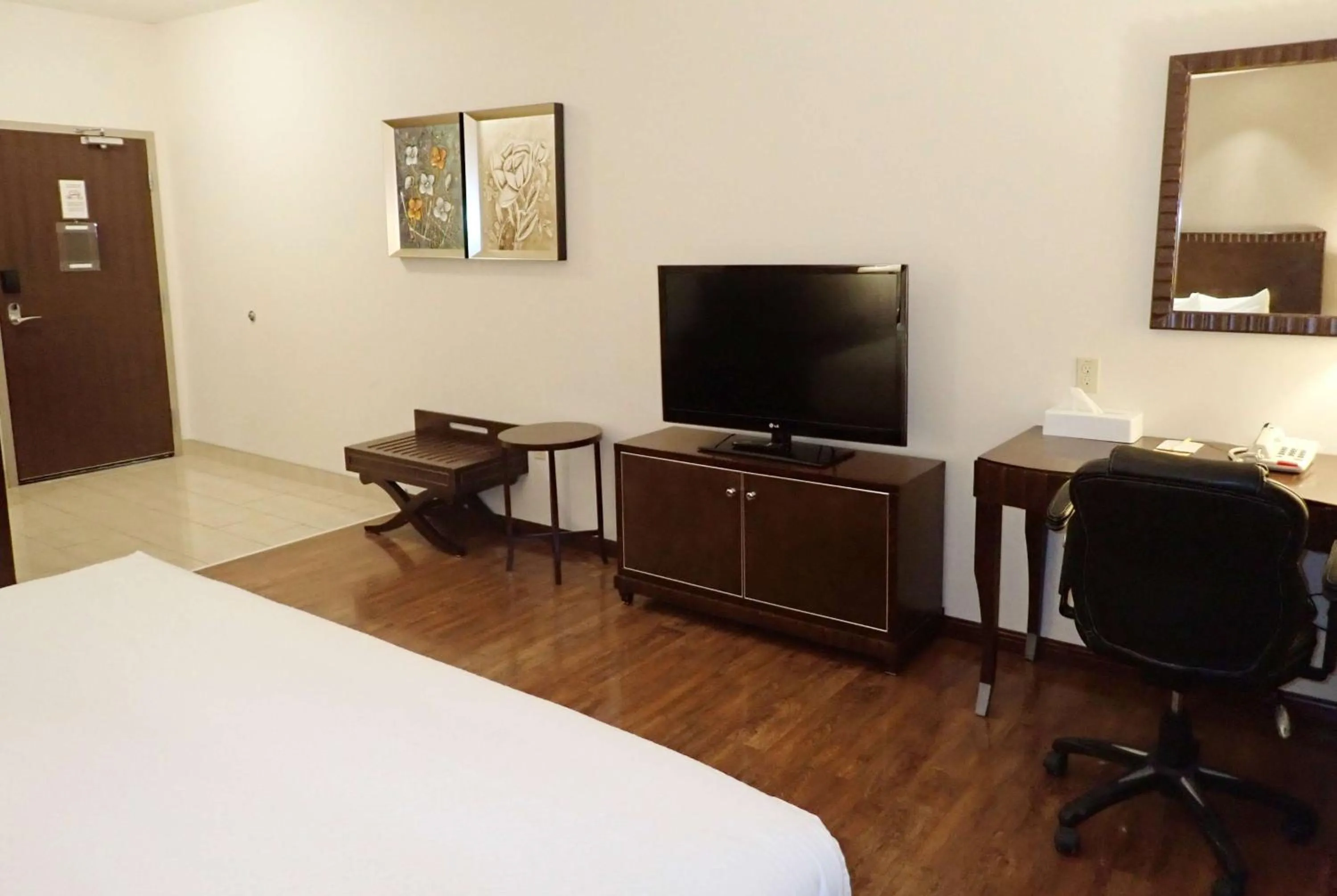 Photo of the whole room, Bed in Days Inn & Suites by Wyndham Fort Saskatchewan