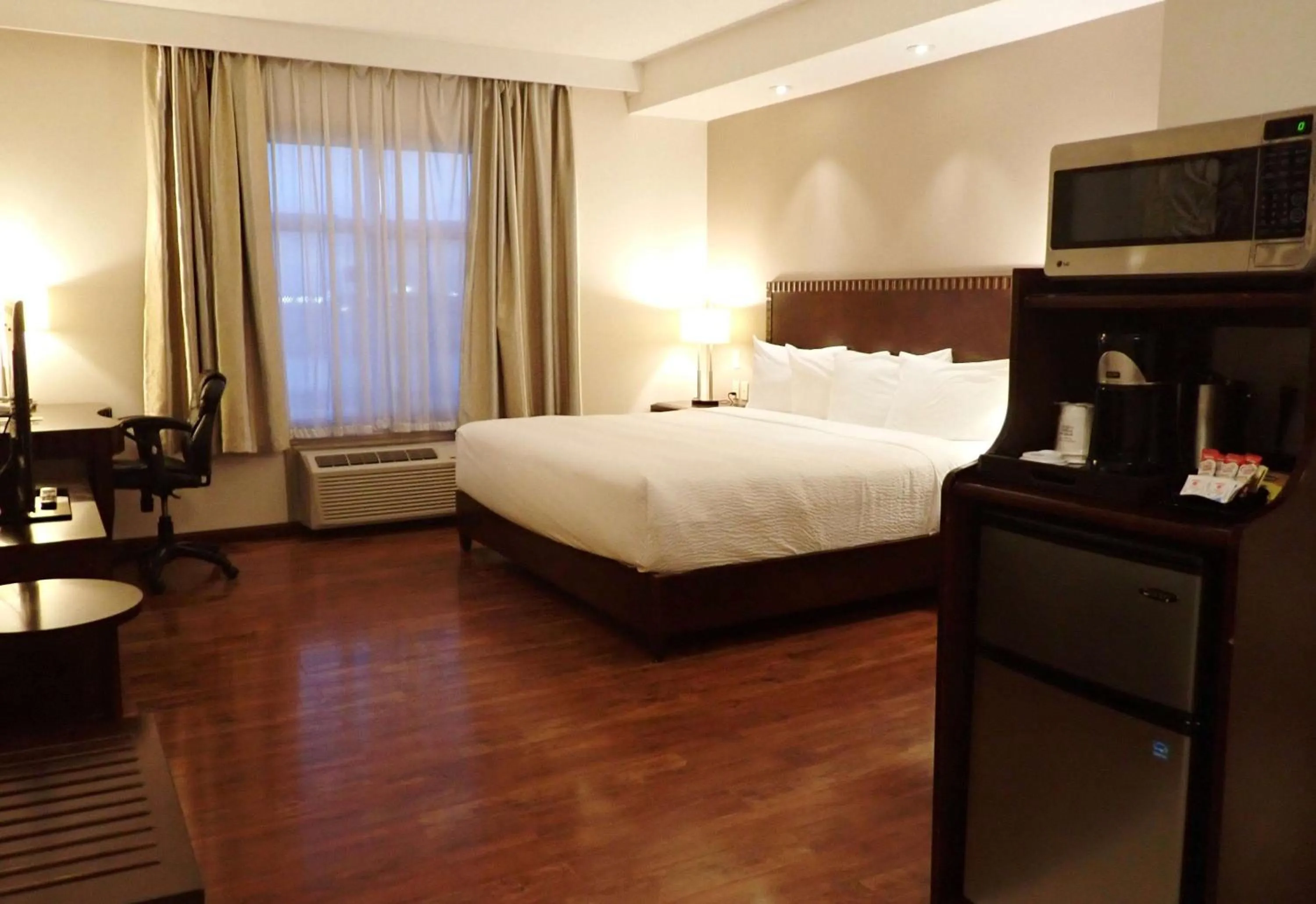 Photo of the whole room, Bed in Days Inn & Suites by Wyndham Fort Saskatchewan