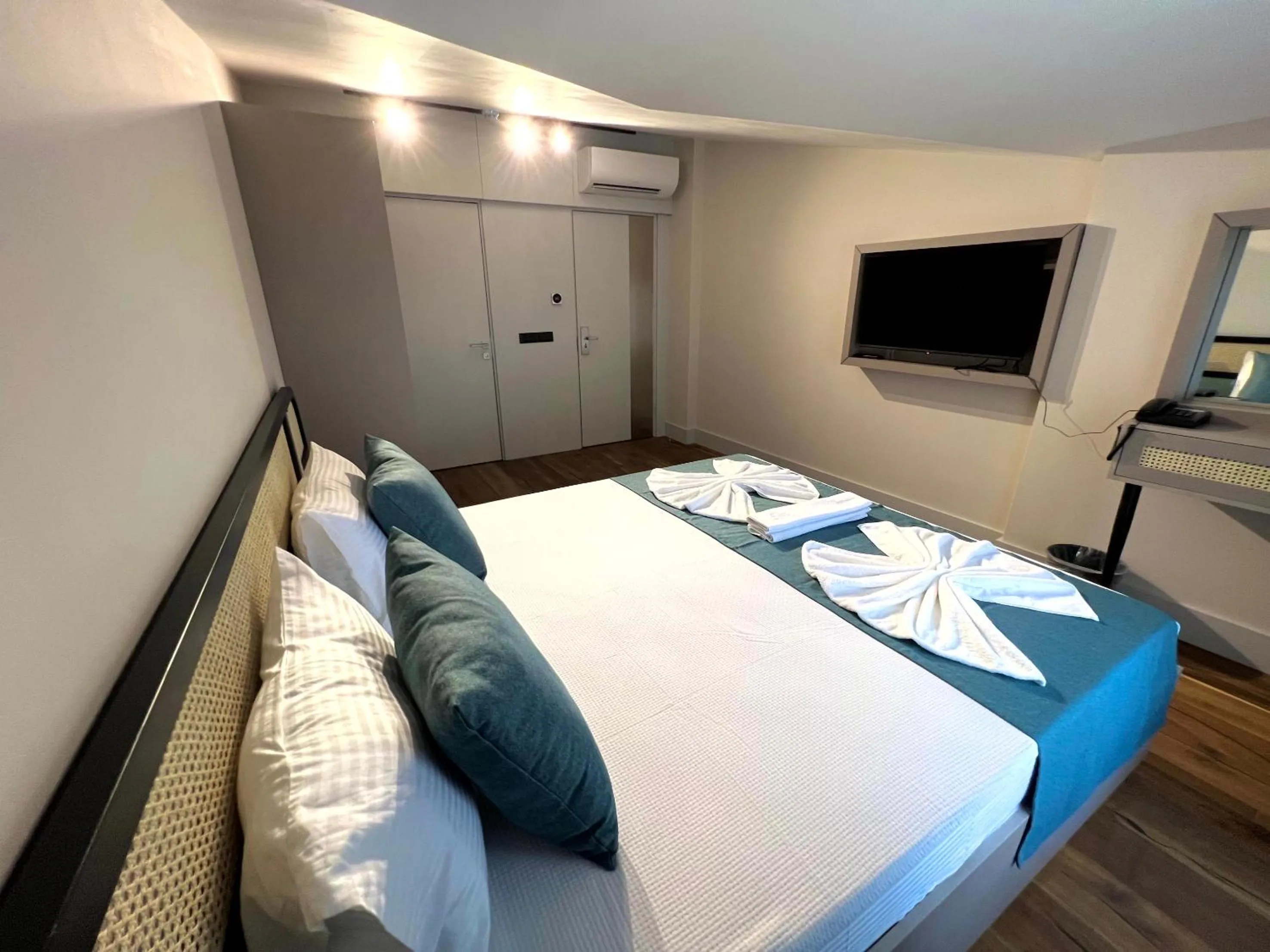 Communal lounge/ TV room, Bed in Coastline