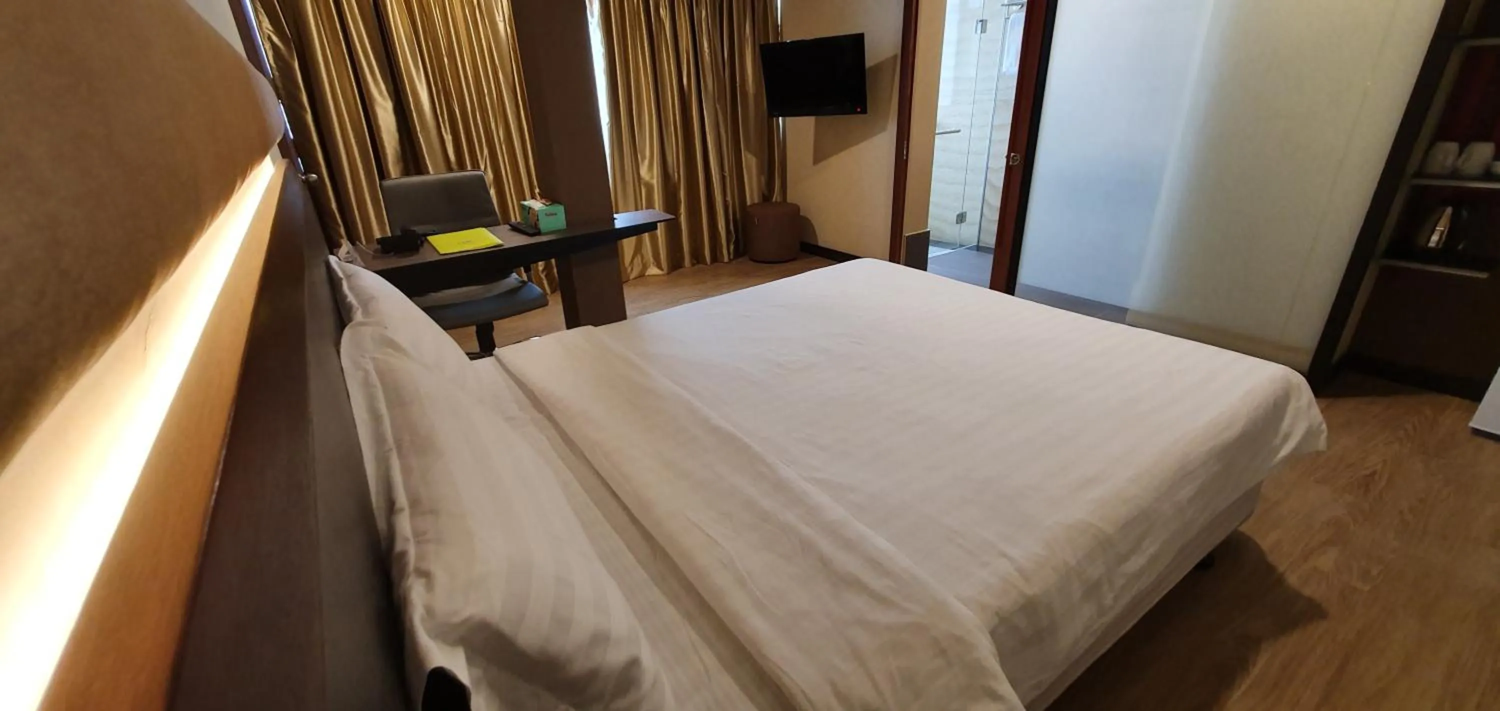 TV and multimedia, Bed in The Capital Residence Suites