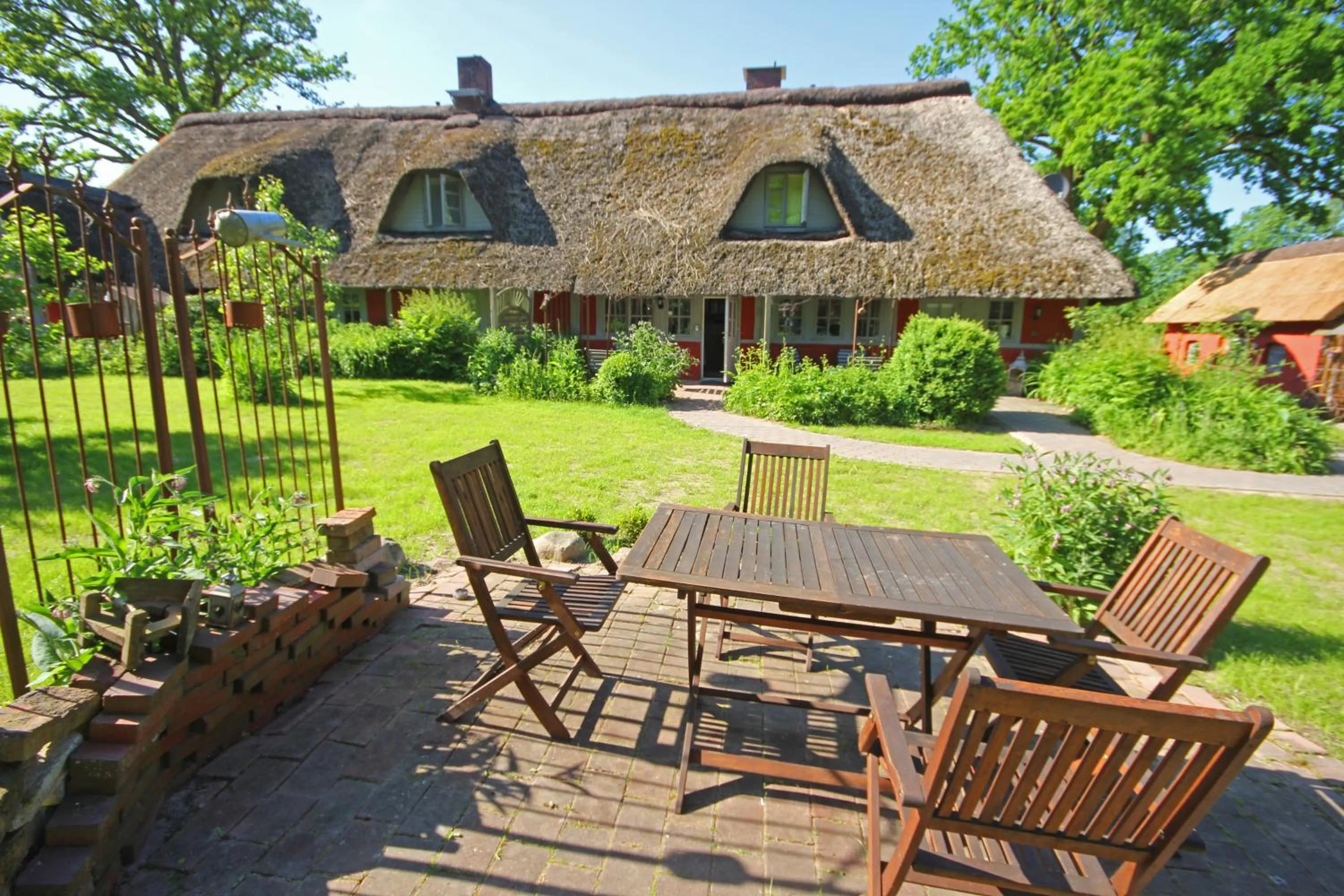 Property building in Wohnungen unter Reet