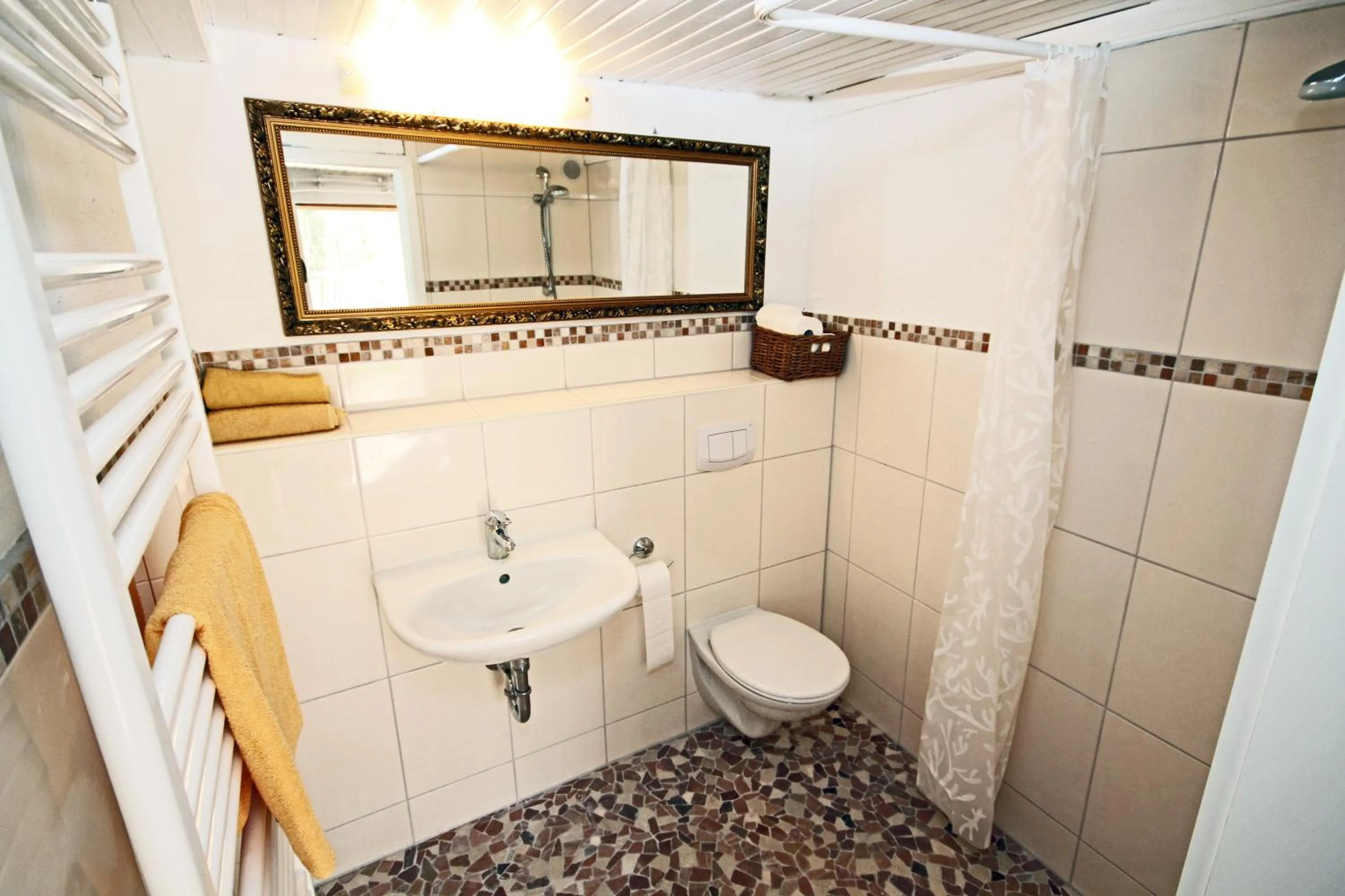 Shower in Wohnungen unter Reet