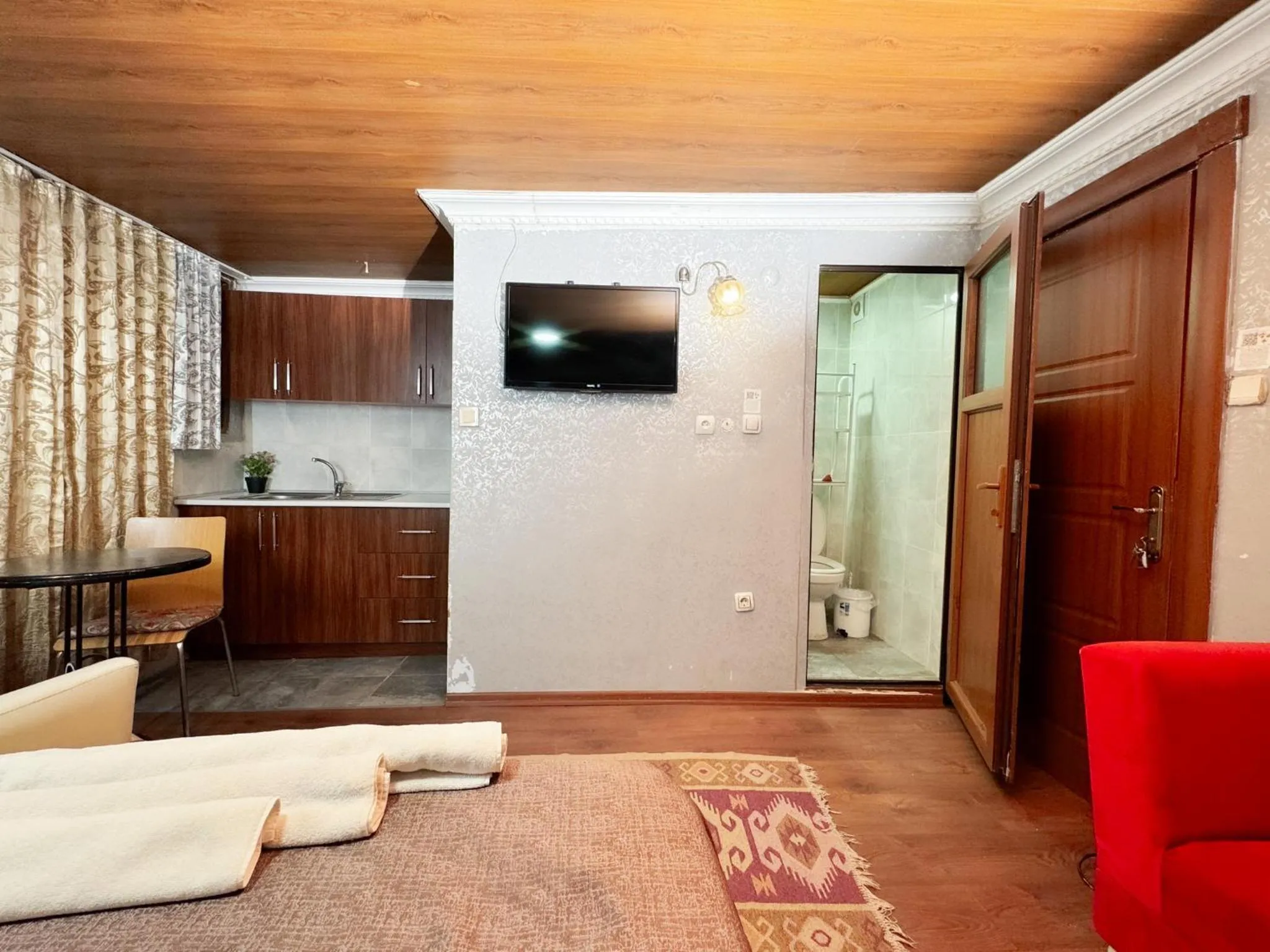 Photo of the whole room in The New Season Apart